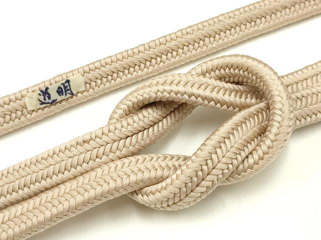 ■■■　サイズ　■■■ 長さ　約154cm（房を除く） ■■■　商品詳細　■■■ 【正絹】 状態は参考画像のように 若干の糸よれがございますが その他特に目立ったシミ汚れなどもなく大変良い状態です。 大変上質な逸品になります。 お安く出品致しますので、是非この機会にいかがでしょうか？ ■■■　注意事項　■■■ ■モニター発色の具合により色合いが異なる場合がございます。 ■寸法は多少の誤差が生じる場合がございますのでご了承ください。 ■縫込みの長さが左右非対称の場合は短い部分を記載しております。 左右非対称であってもご返品・お値引き等の保証は出来かねますので、ご了承の上ご購入をお願い致します。 ■シミ等のチェックには注意を払っておりますが、見落としがある場合もございますし、個人の見解も様々ですので神経質な方のご購入はお控えください。 ■箪笥に入っておりました着物や帯なので畳みシワや匂いがあるものもございます。 ■お休みは基本的に土日祝となりますが、その他臨時でお休みする場合がございますのでご了承ください。 ■商品の発送は平日のみの発送となります。 ■夜間と土曜、日曜日はお問い合わせの回答が遅れる場合がございます。 ■当店では、お直し、紋入れ、お手入れ等は承っておりません。 ■生地の状態（ヤケ、経年劣化等）によってはサイズ直しが出来ない場合がございます。 その点もどうかご了承のうえ、ご購入をお願いいたします。 ■弊社で取り扱う商品は一点ものにつき、時期や在庫状況に応じて金額が変更となる場合がございます。 ■検針は行っておりません。予めご了承いただきますようお願いいたします。 ■【洗える着物】と記載のある商品におきましては、商品お届け後に洗濯を行ってしまってからのご返品にはご対応しかねます。 念の為、専門店でのお手入れをお願いいたします。 ■着物のサイズ目安は下記を参考ください↓ ＜女性着物＞　お端折り次第で＋5?　−10?が着用可能サイズ 　例）身丈170?の場合、身長160?〜175? ＜男性着物＞　身丈＋約25?〜27?程が適応身長 　例）身丈155?の場合、身長180〜182?