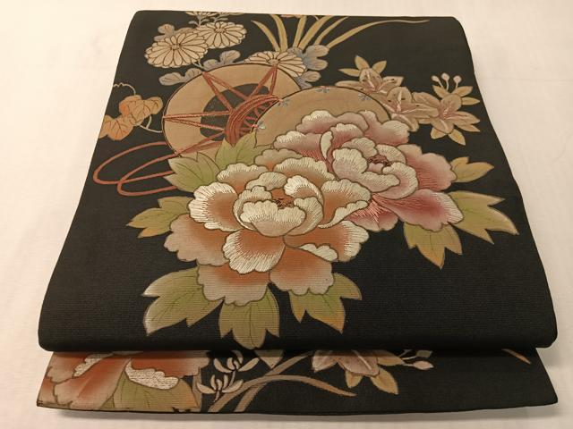 ■■■　サイズ　■■■ 長さ 384cm　幅 30.5cm程 ■■■　商品詳細　■■■ 【正絹】 状態は接写画像のようにたれ先上部に薄い汚れがございますが その他特に目立ったシミ汚れなどもなく大変良い状態です。 着用時には見えない部分になりますのであまり気にならずお召になれるかと思います。 大変上質な逸品になります。 お安く出品致しますので、是非この機会にいかがでしょうか？ ※アンティークになりますのでお品物の状態の感じ方には個人差がございます。 ご理解の上でのご入札をお願い致します。 ■■■　注意事項　■■■ ■モニター発色の具合により色合いが異なる場合がございます。 ■寸法は多少の誤差が生じる場合がございますのでご了承ください。 ■縫込みの長さが左右非対称の場合は短い部分を記載しております。 左右非対称であってもご返品・お値引き等の保証は出来かねますので、ご了承の上ご購入をお願い致します。 ■シミ等のチェックには注意を払っておりますが、見落としがある場合もございますし、個人の見解も様々ですので神経質な方のご購入はお控えください。 ■箪笥に入っておりました着物や帯なので畳みシワや匂いがあるものもございます。 ■お休みは基本的に土日祝となりますが、その他臨時でお休みする場合がございますのでご了承ください。 ■商品の発送は平日のみの発送となります。 ■夜間と土曜、日曜日はお問い合わせの回答が遅れる場合がございます。 ■当店では、お直し、紋入れ、お手入れ等は承っておりません。 ■生地の状態（ヤケ、経年劣化等）によってはサイズ直しが出来ない場合がございます。 その点もどうかご了承のうえ、ご購入をお願いいたします。 ■弊社で取り扱う商品は一点ものにつき、時期や在庫状況に応じて金額が変更となる場合がございます。 ■検針は行っておりません。予めご了承いただきますようお願いいたします。 ■【洗える着物】と記載のある商品におきましては、商品お届け後に洗濯を行ってしまってからのご返品にはご対応しかねます。 念の為、専門店でのお手入れをお願いいたします。 ■写真に写っている物が全てになります。それ以外の付属品はございませんのでご了承ください。 ■状態に関する写真につきましては、掲載可能な写真枚数に限りがあるため、各箇所につき1枚参考画像を掲載しております。 ■着物のサイズ目安は下記を参考ください↓ ＜女性着物＞　お端折り次第で＋5cm　－1cmが着用可能サイズ 　例）身丈170cmの場合、身長160cm～175cm ＜男性着物＞　身丈＋約25cm～27cm程が適応身長 　例）身丈155cmの場合、身長180～182cm