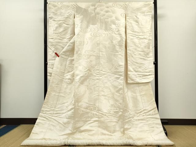 ■■■　サイズ　■■■ 身丈 181cm（肩から） 裄丈 65cm 袖丈 102.5cm　縫込み 3cm 袖幅 33cm 前幅 29cm 後幅 32.5cm 着物縫いこみ 内揚げ 0cm 裄 お袖側 約0.5cm　身頃側 約1.5cm ■■■　商品詳細　■■■ 【正絹・バチ衿】 状態は接写画像のように表地所々・胴裏・衿裏に薄い汚れがございます。 大変上質な逸品になりますのでぜひお手入れをされてお召しになられてはいかがでしょうか。 お安く出品致しますので、是非この機会にいかがでしょうか？ ■■■　注意事項　■■■ ■モニター発色の具合により色合いが異なる場合がございます。 ■寸法は多少の誤差が生じる場合がございますのでご了承ください。 ■縫込みの長さが左右非対称の場合は短い部分を記載しております。 左右非対称であってもご返品・お値引き等の保証は出来かねますので、ご了承の上ご購入をお願い致します。 ■シミ等のチェックには注意を払っておりますが、見落としがある場合もございますし、個人の見解も様々ですので神経質な方のご購入はお控えください。 ■箪笥に入っておりました着物や帯なので畳みシワや匂いがあるものもございます。 ■お休みは基本的に土日祝となりますが、その他臨時でお休みする場合がございますのでご了承ください。 ■商品の発送は平日のみの発送となります。 ■夜間と土曜、日曜日はお問い合わせの回答が遅れる場合がございます。 ■当店では、お直し、紋入れ、お手入れ等は承っておりません。 ■生地の状態（ヤケ、経年劣化等）によってはサイズ直しが出来ない場合がございます。 その点もどうかご了承のうえ、ご購入をお願いいたします。 ■弊社で取り扱う商品は一点ものにつき、時期や在庫状況に応じて金額が変更となる場合がございます。 ■検針は行っておりません。予めご了承いただきますようお願いいたします。 ■【洗える着物】と記載のある商品におきましては、商品お届け後に洗濯を行ってしまってからのご返品にはご対応しかねます。 念の為、専門店でのお手入れをお願いいたします。 ■写真に写っている物が全てになります。 それ以外の付属品はございませんのでご了承ください。 ■状態に関する写真につきましては、掲載可能な写真枚数に限りがあるため、 各箇所につき1枚参考画像を掲載しております。 ■着物のサイズ目安は下記を参考ください↓ ＜女性着物＞　お端折り次第で＋5cm　−10cmが着用可能サイズ 　例）身丈170cmの場合、身長160cm〜175cm ＜男性着物＞　身丈＋約25cm〜27cm程が適応身長 　例）身丈155cmの場合、身長180cm〜182cm