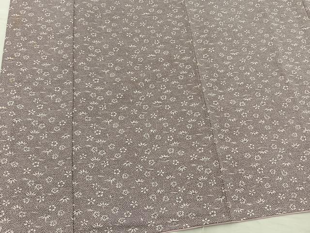 ■■■　サイズ　■■■ 身丈 151cm（肩から） 裄丈 61cm 袖丈 44cm　縫込み 1cm 袖幅 31cm 前幅 26cm 後幅 29.5cm 着物縫いこみ 内揚げ 0cm 裄 お袖側 約3cm　身頃側 約4.5cm ■■■　商品詳細　■■■ 【正絹】 状態は画像を添付しておりますので、そちらをご確認下さいますよう宜しくお願い致します。 大変上質な逸品になります。 お安く出品致しますので、是非この機会にいかがでしょうか？ ■■■　注意事項　■■■ ■モニター発色の具合により色合いが異なる場合がございます。 ■寸法は多少の誤差が生じる場合がございますのでご了承ください。 ■縫込みの長さが左右非対称の場合は短い部分を記載しております。 左右非対称であってもご返品・お値引き等の保証は出来かねますので、ご了承の上ご購入をお願い致します。 ■シミ等のチェックには注意を払っておりますが、見落としがある場合もございますし、個人の見解も様々ですので神経質な方のご購入はお控えください。 ■箪笥に入っておりました着物や帯なので畳みシワや匂いがあるものもございます。 ■お休みは基本的に土日祝となりますが、その他臨時でお休みする場合がございますのでご了承ください。 ■商品の発送は平日のみの発送となります。 ■夜間と土曜、日曜日はお問い合わせの回答が遅れる場合がございます。 ■当店では、お直し、紋入れ、お手入れ等は承っておりません。 ■生地の状態（ヤケ、経年劣化等）によってはサイズ直しが出来ない場合がございます。 その点もどうかご了承のうえ、ご購入をお願いいたします。 ■弊社で取り扱う商品は一点ものにつき、時期や在庫状況に応じて金額が変更となる場合がございます。 ■検針は行っておりません。予めご了承いただきますようお願いいたします。 ■【洗える着物】と記載のある商品におきましては、商品お届け後に洗濯を行ってしまってからのご返品にはご対応しかねます。 念の為、専門店でのお手入れをお願いいたします。 ■着物のサイズ目安は下記を参考ください↓ ＜女性着物＞　お端折り次第で＋5?　−10?が着用可能サイズ 　例）身丈170?の場合、身長160?〜175? ＜男性着物＞　身丈＋約25?〜27?程が適応身長 　例）身丈155?の場合、身長180〜182?