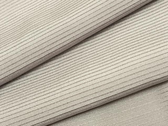 ■■■　サイズ　■■■ 身丈 151cm（肩から） 裄丈 62cm 袖丈 48cm　縫込み 3cm 袖幅 31.5cm 前幅 25cm 後幅 31cm 着物縫いこみ 内揚げ 6.5cm 裄 お袖側 約2.5cm　身頃側 約3cm ■■■　商品詳細　■■■ 【正絹・一つ紋・未使用】 状態は特に目立ったシミ汚れなどもなく大変良い状態です。 大変上質な逸品になります。 お安く出品致しますので、是非この機会にいかがでしょうか？ ■■■　注意事項　■■■ ■モニター発色の具合により色合いが異なる場合がございます。 ■寸法は多少の誤差が生じる場合がございますのでご了承ください。 ■縫込みの長さが左右非対称の場合は短い部分を記載しております。 左右非対称であってもご返品・お値引き等の保証は出来かねますので、ご了承の上ご購入をお願い致します。 ■シミ等のチェックには注意を払っておりますが、見落としがある場合もございますし、個人の見解も様々ですので神経質な方のご購入はお控えください。 ■箪笥に入っておりました着物や帯なので畳みシワや匂いがあるものもございます。 ■お休みは基本的に土日祝となりますが、その他臨時でお休みする場合がございますのでご了承ください。 ■商品の発送は平日のみの発送となります。 ■夜間と土曜、日曜日はお問い合わせの回答が遅れる場合がございます。 ■当店では、お直し、紋入れ、お手入れ等は承っておりません。 ■生地の状態（ヤケ、経年劣化等）によってはサイズ直しが出来ない場合がございます。 その点もどうかご了承のうえ、ご購入をお願いいたします。 ■弊社で取り扱う商品は一点ものにつき、時期や在庫状況に応じて金額が変更となる場合がございます。 ■検針は行っておりません。予めご了承いただきますようお願いいたします。 ■【洗える着物】と記載のある商品におきましては、商品お届け後に洗濯を行ってしまってからのご返品にはご対応しかねます。 念の為、専門店でのお手入れをお願いいたします。 ■着物のサイズ目安は下記を参考ください↓ ＜女性着物＞　お端折り次第で＋5cm　−1cmが着用可能サイズ 　例）身丈170cmの場合、身長160cm〜175cm ＜男性着物＞　身丈＋約25cm〜27cm程が適応身長 　例）身丈155cmの場合、身長180〜182cm