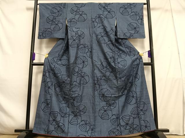 ■■■　サイズ　■■■ 身丈 162cm（肩から） 裄丈 64cm 袖丈 48cm　縫込み 5cm 袖幅 33cm 前幅 23cm 後幅 28cm 着物縫いこみ 内揚げ 3cm 裄 お袖側 約3cm　身頃側 約3cm ■■■　商品詳細　■■■ 【正絹】 状態は画像を添付しておりますので、そちらをご確認下さいますよう宜しくお願い致します。 大変上質な逸品になります。 お安く出品致しますので、是非この機会にいかがでしょうか？ ■■■　注意事項　■■■ ■モニター発色の具合により色合いが異なる場合がございます。 ■寸法は多少の誤差が生じる場合がございますのでご了承ください。 ■縫込みの長さが左右非対称の場合は短い部分を記載しております。 左右非対称であってもご返品・お値引き等の保証は出来かねますので、ご了承の上ご購入をお願い致します。 ■シミ等のチェックには注意を払っておりますが、見落としがある場合もございますし、個人の見解も様々ですので神経質な方のご購入はお控えください。 ■箪笥に入っておりました着物や帯なので畳みシワや匂いがあるものもございます。 ■お休みは基本的に土日祝となりますが、その他臨時でお休みする場合がございますのでご了承ください。 ■商品の発送は平日のみの発送となります。 ■夜間と土曜、日曜日はお問い合わせの回答が遅れる場合がございます。 ■当店では、お直し、紋入れ、お手入れ等は承っておりません。 ■生地の状態（ヤケ、経年劣化等）によってはサイズ直しが出来ない場合がございます。 その点もどうかご了承のうえ、ご購入をお願いいたします。 ■弊社で取り扱う商品は一点ものにつき、時期や在庫状況に応じて金額が変更となる場合がございます。 ■検針は行っておりません。予めご了承いただきますようお願いいたします。 ■【洗える着物】と記載のある商品におきましては、商品お届け後に洗濯を行ってしまってからのご返品にはご対応しかねます。 念の為、専門店でのお手入れをお願いいたします。 ■着物のサイズ目安は下記を参考ください↓ ＜女性着物＞　お端折り次第で＋5cm　−1cmが着用可能サイズ 　例）身丈170cmの場合、身長160cm〜175cm ＜男性着物＞　身丈＋約25cm〜27cm程が適応身長 　例）身丈155cmの場合、身長180〜182cm