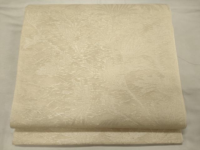 ■■■　サイズ　■■■ 長さ 428cm 幅 31cm程 ■■■　商品詳細　■■■ 【正絹・芯なし】 状態は接写画像のように 前柄に汚れがございますが その他特に目立ったシミ汚れなどもなく大変良い状態です。 大変上質な逸品になります。 お安く出品致しますので、是非この機会にいかがでしょうか？ ■■■　注意事項　■■■ ■モニター発色の具合により色合いが異なる場合がございます。 ■寸法は多少の誤差が生じる場合がございますのでご了承ください。 ■縫込みの長さが左右非対称の場合は短い部分を記載しております。 左右非対称であってもご返品・お値引き等の保証は出来かねますので、ご了承の上ご購入をお願い致します。 ■シミ等のチェックには注意を払っておりますが、見落としがある場合もございますし、個人の見解も様々ですので神経質な方のご購入はお控えください。 ■箪笥に入っておりました着物や帯なので畳みシワや匂いがあるものもございます。 ■お休みは基本的に土日祝となりますが、その他臨時でお休みする場合がございますのでご了承ください。 ■商品の発送は平日のみの発送となります。 ■夜間と土曜、日曜日はお問い合わせの回答が遅れる場合がございます。 ■当店では、お直し、紋入れ、お手入れ等は承っておりません。 ■生地の状態（ヤケ、経年劣化等）によってはサイズ直しが出来ない場合がございます。 その点もどうかご了承のうえ、ご購入をお願いいたします。 ■弊社で取り扱う商品は一点ものにつき、時期や在庫状況に応じて金額が変更となる場合がございます。 ■検針は行っておりません。予めご了承いただきますようお願いいたします。 ■【洗える着物】と記載のある商品におきましては、商品お届け後に洗濯を行ってしまってからのご返品にはご対応しかねます。 念の為、専門店でのお手入れをお願いいたします。 ■着物のサイズ目安は下記を参考ください↓ ＜女性着物＞　お端折り次第で＋5cm　−1cmが着用可能サイズ 　例）身丈170cmの場合、身長160cm〜175cm ＜男性着物＞　身丈＋約25cm〜27cm程が適応身長 　例）身丈155cmの場合、身長180〜182cm