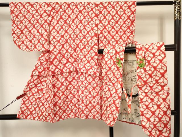 ■■■　サイズ　■■■ 【祝着】 身丈 82cm（肩から） 裄丈 42.5cm（肩上げ　0cm） 袖丈 32.5cm　縫込み 2cm 袖幅 26.5cm 前幅 15cm 後幅 16.5cm 着物縫いこみ 内揚げ 0cm （腰上げ　5cm） 裄 お袖側 約1.5cm　身頃側 約1cm 【被布】 身丈 49cm（肩から） 裄丈 17.5cm（肩上げ　0cm） ■■■　商品詳細　■■■ 着物【正絹】の状態は接写画像のように表地所々に薄い汚れがございます。 被布【正絹】の状態は特に目立ったシミ汚れなどもなく大変良い状態です。 大変上質な逸品になりますので ぜひお手入れをされてお召しになられてはいかがでしょうか。 お安く出品致しますので、是非この機会にいかがでしょうか？ ※被布の肩上げがされておりません。 ■■■　注意事項　■■■ ■モニター発色の具合により色合いが異なる場合がございます。 ■寸法は多少の誤差が生じる場合がございますのでご了承ください。 ■縫込みの長さが左右非対称の場合は短い部分を記載しております。 左右非対称であってもご返品・お値引き等の保証は出来かねますので、ご了承の上ご購入をお願い致します。 ■シミ等のチェックには注意を払っておりますが、見落としがある場合もございますし、個人の見解も様々ですので神経質な方のご購入はお控えください。 ■箪笥に入っておりました着物や帯なので畳みシワや匂いがあるものもございます。 ■お休みは基本的に土日祝となりますが、その他臨時でお休みする場合がございますのでご了承ください。 ■商品の発送は平日のみの発送となります。 ■夜間と土曜、日曜日はお問い合わせの回答が遅れる場合がございます。 ■当店では、お直し、紋入れ、お手入れ等は承っておりません。 ■生地の状態（ヤケ、経年劣化等）によってはサイズ直しが出来ない場合がございます。 その点もどうかご了承のうえ、ご購入をお願いいたします。 ■弊社で取り扱う商品は一点ものにつき、時期や在庫状況に応じて金額が変更となる場合がございます。 ■検針は行っておりません。予めご了承いただきますようお願いいたします。 ■【洗える着物】と記載のある商品におきましては、商品お届け後に洗濯を行ってしまってからのご返品にはご対応しかねます。 念の為、専門店でのお手入れをお願いいたします。 ■着物のサイズ目安は下記を参考ください↓ ＜女性着物＞　お端折り次第で＋5cm　−1cmが着用可能サイズ 　例）身丈170cmの場合、身長160cm〜175cm ＜男性着物＞　身丈＋約25cm〜27cm程が適応身長 　例）身丈155cmの場合、身長180〜182cm