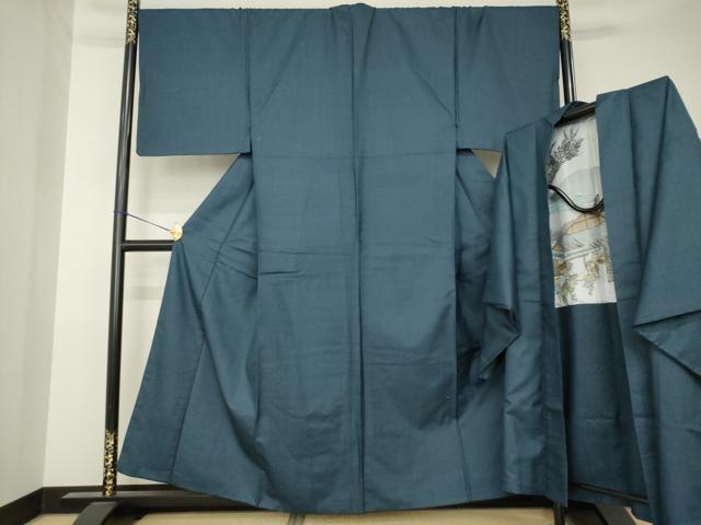 ■■■　サイズ　■■■ 【着物】 身丈 156cm（肩から） 裄丈 71cm 袖丈 51cm　縫込み 3.5cm 袖幅 35cm 前幅 26cm 後幅 30cm 着物縫いこみ 内揚げ 4cm 裄 お袖側 約1cm　身頃側 約1cm 【羽織】 身丈 100cm（肩から） 裄丈 72cm 袖丈 51cm　縫込み 3.5cm 袖幅 36cm 前幅 20cm 後幅 31cm 裄 お袖側 約0cm　身頃側 約3cm ■■■　商品詳細　■■■ 【正絹】 状態は特に目立ったシミ汚れなどもなく大変良い状態です。 大変上質な逸品になります。 お安く出品致しますので、是非この機会にいかがでしょうか？ ■■■　注意事項　■■■ ■モニター発色の具合により色合いが異なる場合がございます。 ■寸法は多少の誤差が生じる場合がございますのでご了承ください。 ■縫込みの長さが左右非対称の場合は短い部分を記載しております。 左右非対称であってもご返品・お値引き等の保証は出来かねますので、ご了承の上ご購入をお願い致します。 ■シミ等のチェックには注意を払っておりますが、見落としがある場合もございますし、個人の見解も様々ですので神経質な方のご購入はお控えください。 ■箪笥に入っておりました着物や帯なので畳みシワや匂いがあるものもございます。 ■お休みは基本的に土日祝となりますが、その他臨時でお休みする場合がございますのでご了承ください。 ■商品の発送は平日のみの発送となります。 ■夜間と土曜、日曜日はお問い合わせの回答が遅れる場合がございます。 ■当店では、お直し、紋入れ、お手入れ等は承っておりません。 ■生地の状態（ヤケ、経年劣化等）によってはサイズ直しが出来ない場合がございます。 その点もどうかご了承のうえ、ご購入をお願いいたします。 ■弊社で取り扱う商品は一点ものにつき、時期や在庫状況に応じて金額が変更となる場合がございます。 ■検針は行っておりません。予めご了承いただきますようお願いいたします。 ■【洗える着物】と記載のある商品におきましては、商品お届け後に洗濯を行ってしまってからのご返品にはご対応しかねます。 念の為、専門店でのお手入れをお願いいたします。 ■写真に写っている物が全てになります。それ以外の付属品はございませんのでご了承ください。 ■状態に関する写真につきましては、掲載可能な写真枚数に限りがあるため、各箇所につき1枚参考画像を掲載しております。 ■着物のサイズ目安は下記を参考ください↓ ＜女性着物＞　お端折り次第で＋5cm　−1cmが着用可能サイズ 　例）身丈170cmの場合、身長160cm〜175cm ＜男性着物＞　身丈＋約25cm〜27cm程が適応身長 　例）身丈155cmの場合、身長180〜182cm
