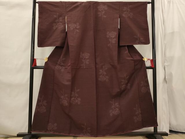 ■■■　サイズ　■■■ 身丈 156cm（肩から） 裄丈 64cm 袖丈 54.5cm　縫込み 5cm 袖幅 32.5cm 前幅 24cm 後幅 31cm 着物縫いこみ 内揚げ 0cm 裄 お袖側 約3cm　身頃側 約2cm ■■■　商品詳細　■■■ 【正絹】 状態は画像を添付しておりますので、そちらをご確認下さいますよう宜しくお願い致します。 大変上質な逸品になります。 お安く出品致しますので、是非この機会にいかがでしょうか？ ■■■　注意事項　■■■ ■モニター発色の具合により色合いが異なる場合がございます。 ■寸法は多少の誤差が生じる場合がございますのでご了承ください。 ■縫込みの長さが左右非対称の場合は短い部分を記載しております。 左右非対称であってもご返品・お値引き等の保証は出来かねますので、ご了承の上ご購入をお願い致します。 ■シミ等のチェックには注意を払っておりますが、見落としがある場合もございますし、個人の見解も様々ですので神経質な方のご購入はお控えください。 ■箪笥に入っておりました着物や帯なので畳みシワや匂いがあるものもございます。 ■お休みは基本的に土日祝となりますが、その他臨時でお休みする場合がございますのでご了承ください。 ■商品の発送は平日のみの発送となります。 ■夜間と土曜、日曜日はお問い合わせの回答が遅れる場合がございます。 ■当店では、お直し、紋入れ、お手入れ等は承っておりません。 ■生地の状態（ヤケ、経年劣化等）によってはサイズ直しが出来ない場合がございます。 その点もどうかご了承のうえ、ご購入をお願いいたします。 ■弊社で取り扱う商品は一点ものにつき、時期や在庫状況に応じて金額が変更となる場合がございます。 ■検針は行っておりません。予めご了承いただきますようお願いいたします。 ■【洗える着物】と記載のある商品におきましては、商品お届け後に洗濯を行ってしまってからのご返品にはご対応しかねます。 念の為、専門店でのお手入れをお願いいたします。 ■写真に写っている物が全てになります。それ以外の付属品はございませんのでご了承ください。 ■着物のサイズ目安は下記を参考ください↓ ＜女性着物＞　お端折り次第で＋5cm　−1cmが着用可能サイズ 　例）身丈170cmの場合、身長160cm〜175cm ＜男性着物＞　身丈＋約25cm〜27cm程が適応身長 　例）身丈155cmの場合、身長180〜182cm