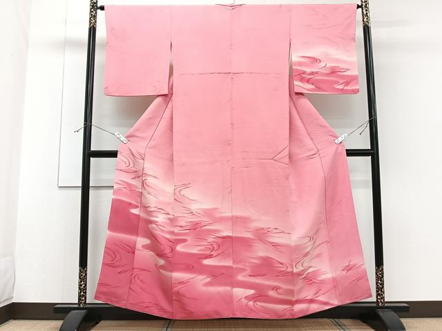 ■■■　サイズ　■■■ 身丈 157.5cm（肩から） 裄丈 64.5cm 袖丈 49cm　縫込み 6.5cm 袖幅 34cm 前幅 22.5cm 後幅 28cm 着物縫いこみ 内揚げ 0cm 裄 お袖側 約0cm　身頃側 約2.5cm ■■■　商品詳細　■■■ 【正絹】 状態は画像を添付しておりますので、そちらをご確認下さいますよう宜しくお願い致します。 大変上質な逸品になります。 お安く出品致しますので、是非この機会にいかがでしょうか？ ■■■　注意事項　■■■ ■モニター発色の具合により色合いが異なる場合がございます。 ■寸法は多少の誤差が生じる場合がございますのでご了承ください。 ■縫込みの長さが左右非対称の場合は短い部分を記載しております。 左右非対称であってもご返品・お値引き等の保証は出来かねますので、ご了承の上ご購入をお願い致します。 ■シミ等のチェックには注意を払っておりますが、見落としがある場合もございますし、個人の見解も様々ですので神経質な方のご購入はお控えください。 ■箪笥に入っておりました着物や帯なので畳みシワや匂いがあるものもございます。 ■お休みは基本的に土日祝となりますが、その他臨時でお休みする場合がございますのでご了承ください。 ■商品の発送は平日のみの発送となります。 ■夜間と土曜、日曜日はお問い合わせの回答が遅れる場合がございます。 ■当店では、お直し、紋入れ、お手入れ等は承っておりません。 ■生地の状態（ヤケ、経年劣化等）によってはサイズ直しが出来ない場合がございます。 その点もどうかご了承のうえ、ご購入をお願いいたします。 ■弊社で取り扱う商品は一点ものにつき、時期や在庫状況に応じて金額が変更となる場合がございます。 ■検針は行っておりません。予めご了承いただきますようお願いいたします。 ■【洗える着物】と記載のある商品におきましては、商品お届け後に洗濯を行ってしまってからのご返品にはご対応しかねます。 念の為、専門店でのお手入れをお願いいたします。 ■着物のサイズ目安は下記を参考ください↓ ＜女性着物＞　お端折り次第で＋5cm　−1cmが着用可能サイズ 　例）身丈170cmの場合、身長160cm〜175cm ＜男性着物＞　身丈＋約25cm〜27cm程が適応身長 　例）身丈155cmの場合、身長180〜182cm