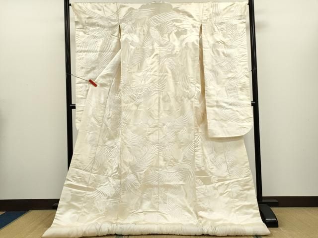 ■■■　サイズ　■■■ 身丈 177.5cm（肩から） 裄丈 64.5cm 袖丈 103cm　縫込み 6.5cm 袖幅 33cm 前幅 28cm 後幅 30.5cm 着物縫いこみ 内揚げ 0cm 裄 お袖側 約1cm　身頃側 約1cm ■■■　商品詳細　■■■ 【正絹・バチ衿】 状態は接写画像のようにふき綿・両袖口・表地所々・胴裏に薄い汚れがございます。 大変上質な逸品になりますのでぜひお手入れをされてお召しになられてはいかがでしょうか。 お安く出品致しますので、是非この機会にいかがでしょうか？ ■■■　注意事項　■■■ ■モニター発色の具合により色合いが異なる場合がございます。 ■寸法は多少の誤差が生じる場合がございますのでご了承ください。 ■縫込みの長さが左右非対称の場合は短い部分を記載しております。 左右非対称であってもご返品・お値引き等の保証は出来かねますので、ご了承の上ご購入をお願い致します。 ■シミ等のチェックには注意を払っておりますが、見落としがある場合もございますし、個人の見解も様々ですので神経質な方のご購入はお控えください。 ■箪笥に入っておりました着物や帯なので畳みシワや匂いがあるものもございます。 ■お休みは基本的に土日祝となりますが、その他臨時でお休みする場合がございますのでご了承ください。 ■商品の発送は平日のみの発送となります。 ■夜間と土曜、日曜日はお問い合わせの回答が遅れる場合がございます。 ■当店では、お直し、紋入れ、お手入れ等は承っておりません。 ■生地の状態（ヤケ、経年劣化等）によってはサイズ直しが出来ない場合がございます。 その点もどうかご了承のうえ、ご購入をお願いいたします。 ■弊社で取り扱う商品は一点ものにつき、時期や在庫状況に応じて金額が変更となる場合がございます。 ■検針は行っておりません。予めご了承いただきますようお願いいたします。 ■【洗える着物】と記載のある商品におきましては、商品お届け後に洗濯を行ってしまってからのご返品にはご対応しかねます。 念の為、専門店でのお手入れをお願いいたします。 ■写真に写っている物が全てになります。 それ以外の付属品はございませんのでご了承ください。 ■状態に関する写真につきましては、掲載可能な写真枚数に限りがあるため、 各箇所につき1枚参考画像を掲載しております。 ■着物のサイズ目安は下記を参考ください↓ ＜女性着物＞　お端折り次第で＋5cm　−10cmが着用可能サイズ 　例）身丈170cmの場合、身長160cm〜175cm ＜男性着物＞　身丈＋約25cm〜27cm程が適応身長 　例）身丈155cmの場合、身長180cm〜182cm