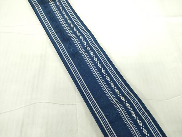 ■■■　サイズ　■■■ 長さ 384cm 幅 9cm程 ■■■　商品詳細　■■■ 【正絹】 詳細に関しましては、画像をご確認ください。 本場筑前博多織は、 福岡県福岡市博多区やその周辺で生産される絹織物です。 仏具のひとつである独鈷、華皿を基にした幾何学模様が織られています。 江戸時代に筑前藩主だった黒田長政が幕府への献上品にしたことから、 博多献上、献上博多とも呼ばれます。 横畝が際立って見える経畝織りという織りになっています。 30〜60本の細い経糸を使うため、こしやはりがあり、 地合が硬く、光沢感があります。 きちんと締まり、くずれにくい、締めやすい帯といわれています。 大変上質な逸品になります。 お安く出品致しますので、是非この機会にいかがでしょうか？ ※両側未かがりですが着用には問題ありません。 ■■■　注意事項　■■■ ■モニター発色の具合により色合いが異なる場合がございます。 ■寸法は多少の誤差が生じる場合がございますのでご了承ください。 ■縫込みの長さが左右非対称の場合は短い部分を記載しております。 左右非対称であってもご返品・お値引き等の保証は出来かねますので、ご了承の上ご購入をお願い致します。 ■シミ等のチェックには注意を払っておりますが、見落としがある場合もございますし、個人の見解も様々ですので神経質な方のご購入はお控えください。 ■箪笥に入っておりました着物や帯なので畳みシワや匂いがあるものもございます。 ■お休みは基本的に土日祝となりますが、その他臨時でお休みする場合がございますのでご了承ください。 ■商品の発送は平日のみの発送となります。 ■夜間と土曜、日曜日はお問い合わせの回答が遅れる場合がございます。 ■当店では、お直し、紋入れ、お手入れ等は承っておりません。 ■生地の状態（ヤケ、経年劣化等）によってはサイズ直しが出来ない場合がございます。 その点もどうかご了承のうえ、ご購入をお願いいたします。 ■弊社で取り扱う商品は一点ものにつき、時期や在庫状況に応じて金額が変更となる場合がございます。 ■検針は行っておりません。予めご了承いただきますようお願いいたします。 ■【洗える着物】と記載のある商品におきましては、商品お届け後に洗濯を行ってしまってからのご返品にはご対応しかねます。 念の為、専門店でのお手入れをお願いいたします。 ■着物のサイズ目安は下記を参考ください↓ ＜女性着物＞　お端折り次第で＋5cm　−1cmが着用可能サイズ 　例）身丈170cmの場合、身長160cm〜175cm ＜男性着物＞　身丈＋約25cm〜27cm程が適応身長 　例）身丈155cmの場合、身長180〜182cm