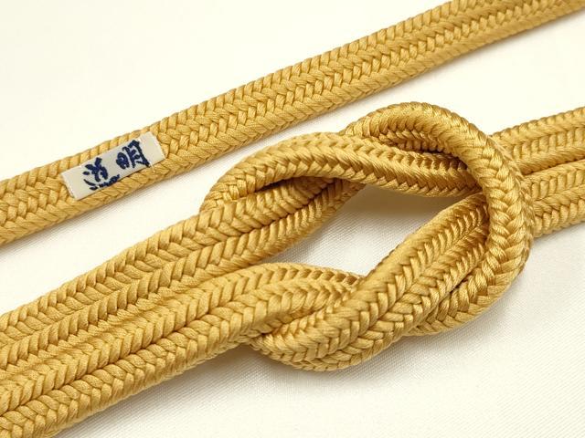 ■■■　サイズ　■■■ 長さ　約156.5cm（房を除く） ■■■　商品詳細　■■■ 【正絹】 状態は参考画像のように 若干の糸よれがございますが その他特に目立ったシミ汚れなどもなく大変良い状態です。 大変上質な逸品になります。 お安く出品致しますので、是非この機会にいかがでしょうか？ ■■■　注意事項　■■■ ■モニター発色の具合により色合いが異なる場合がございます。 ■寸法は多少の誤差が生じる場合がございますのでご了承ください。 ■縫込みの長さが左右非対称の場合は短い部分を記載しております。 左右非対称であってもご返品・お値引き等の保証は出来かねますので、ご了承の上ご購入をお願い致します。 ■シミ等のチェックには注意を払っておりますが、見落としがある場合もございますし、個人の見解も様々ですので神経質な方のご購入はお控えください。 ■箪笥に入っておりました着物や帯なので畳みシワや匂いがあるものもございます。 ■お休みは基本的に土日祝となりますが、その他臨時でお休みする場合がございますのでご了承ください。 ■商品の発送は平日のみの発送となります。 ■夜間と土曜、日曜日はお問い合わせの回答が遅れる場合がございます。 ■当店では、お直し、紋入れ、お手入れ等は承っておりません。 ■生地の状態（ヤケ、経年劣化等）によってはサイズ直しが出来ない場合がございます。 その点もどうかご了承のうえ、ご購入をお願いいたします。 ■弊社で取り扱う商品は一点ものにつき、時期や在庫状況に応じて金額が変更となる場合がございます。 ■検針は行っておりません。予めご了承いただきますようお願いいたします。 ■【洗える着物】と記載のある商品におきましては、商品お届け後に洗濯を行ってしまってからのご返品にはご対応しかねます。 念の為、専門店でのお手入れをお願いいたします。 ■着物のサイズ目安は下記を参考ください↓ ＜女性着物＞　お端折り次第で＋5?　−10?が着用可能サイズ 　例）身丈170?の場合、身長160?〜175? ＜男性着物＞　身丈＋約25?〜27?程が適応身長 　例）身丈155?の場合、身長180〜182?