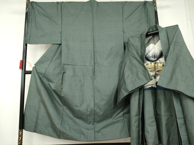 ■■■　サイズ　■■■ 【着物】 身丈 148cm（肩から） 裄丈 72cm 袖丈 51cm　縫込み 4.5cm 袖幅 37cm 前幅 27cm 後幅 32cm 着物縫いこみ 内揚げ 5.5cm 裄 お袖側 約0cm　身頃側 約2cm 【羽織】 身丈 99cm（肩から） 裄丈 73cm 袖丈 51cm　縫込み 4.5cm 袖幅 37.5cm 前幅 21cm 後幅 31.5cm 裄 お袖側 約1cm　身頃側 約3cm ■■■　商品詳細　■■■ 【正絹】 着物の状態は接写画像のようにうわ甘え・上前おくみ・裏地に薄い汚れがございますが その他特に目立ったシミ汚れなどもなく大変良い状態です。 羽織の状態は接写画像のように上前・上前おくみ・後身頃に薄い汚れがございますが その他特に目立ったシミ汚れなどもなく大変良い状態です。 大変上質な逸品になります。 お安く出品致しますので、是非この機会にいかがでしょうか？ ■■■　注意事項　■■■ ■モニター発色の具合により色合いが異なる場合がございます。 ■寸法は多少の誤差が生じる場合がございますのでご了承ください。 ■縫込みの長さが左右非対称の場合は短い部分を記載しております。 左右非対称であってもご返品・お値引き等の保証は出来かねますので、ご了承の上ご購入をお願い致します。 ■シミ等のチェックには注意を払っておりますが、見落としがある場合もございますし、個人の見解も様々ですので神経質な方のご購入はお控えください。 ■箪笥に入っておりました着物や帯なので畳みシワや匂いがあるものもございます。 ■お休みは基本的に土日祝となりますが、その他臨時でお休みする場合がございますのでご了承ください。 ■商品の発送は平日のみの発送となります。 ■夜間と土曜、日曜日はお問い合わせの回答が遅れる場合がございます。 ■当店では、お直し、紋入れ、お手入れ等は承っておりません。 ■生地の状態（ヤケ、経年劣化等）によってはサイズ直しが出来ない場合がございます。 その点もどうかご了承のうえ、ご購入をお願いいたします。 ■弊社で取り扱う商品は一点ものにつき、時期や在庫状況に応じて金額が変更となる場合がございます。 ■検針は行っておりません。予めご了承いただきますようお願いいたします。 ■【洗える着物】と記載のある商品におきましては、商品お届け後に洗濯を行ってしまってからのご返品にはご対応しかねます。 念の為、専門店でのお手入れをお願いいたします。 ■写真に写っている物が全てになります。それ以外の付属品はございませんのでご了承ください。 ■状態に関する写真につきましては、掲載可能な写真枚数に限りがあるため、各箇所につき1枚参考画像を掲載しております。 ■着物のサイズ目安は下記を参考ください↓ ＜女性着物＞　お端折り次第で＋5cm　－1cmが着用可能サイズ 　例）身丈170cmの場合、身長160cm～175cm ＜男性着物＞　身丈＋約25cm～27cm程が適応身長 　例）身丈155cmの場合、身長180～182cm