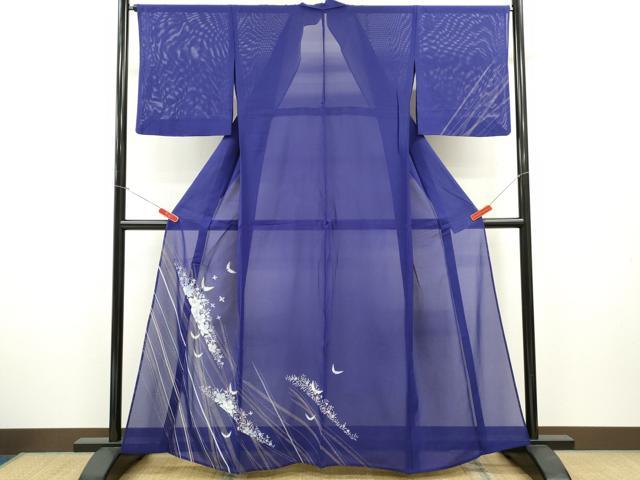 ■■■　サイズ　■■■ 身丈 158.5cm（肩から） 裄丈 67cm 袖丈 47cm　縫込み 6.5cm 袖幅 33.5cm 前幅 25.5cm 後幅 30.5cm 着物縫いこみ 内揚げ 1.5cm 裄 お袖側 約1cm　身頃側 約1.5cm ■■■　商品詳細　■■■ 【正絹】 状態は接写画像のように表地所々に薄い汚れがございます。 大変上質な逸品になりますのでぜひお手入れをされてお召しになられてはいかがでしょうか。 お安く出品致しますので、是非この機会にいかがでしょうか？ ※若干着用ジワがございます。 ■■■　注意事項　■■■ ■モニター発色の具合により色合いが異なる場合がございます。 ■寸法は多少の誤差が生じる場合がございますのでご了承ください。 ■縫込みの長さが左右非対称の場合は短い部分を記載しております。 左右非対称であってもご返品・お値引き等の保証は出来かねますので、ご了承の上ご購入をお願い致します。 ■シミ等のチェックには注意を払っておりますが、見落としがある場合もございますし、個人の見解も様々ですので神経質な方のご購入はお控えください。 ■箪笥に入っておりました着物や帯なので畳みシワや匂いがあるものもございます。 ■お休みは基本的に土日祝となりますが、その他臨時でお休みする場合がございますのでご了承ください。 ■商品の発送は平日のみの発送となります。 ■夜間と土曜、日曜日はお問い合わせの回答が遅れる場合がございます。 ■当店では、お直し、紋入れ、お手入れ等は承っておりません。 ■生地の状態（ヤケ、経年劣化等）によってはサイズ直しが出来ない場合がございます。 その点もどうかご了承のうえ、ご購入をお願いいたします。 ■弊社で取り扱う商品は一点ものにつき、時期や在庫状況に応じて金額が変更となる場合がございます。 ■検針は行っておりません。予めご了承いただきますようお願いいたします。 ■【洗える着物】と記載のある商品におきましては、商品お届け後に洗濯を行ってしまってからのご返品にはご対応しかねます。 念の為、専門店でのお手入れをお願いいたします。 ■着物のサイズ目安は下記を参考ください↓ ＜女性着物＞　お端折り次第で＋5cm　−1cmが着用可能サイズ 　例）身丈170cmの場合、身長160cm〜175cm ＜男性着物＞　身丈＋約25cm〜27cm程が適応身長 　例）身丈155cmの場合、身長180〜182cm