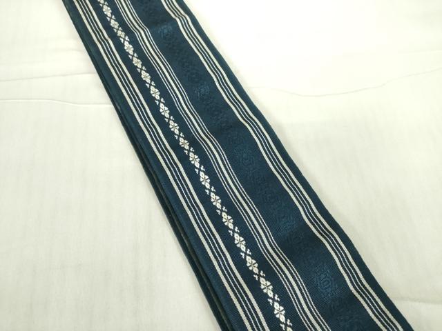 ■■■　サイズ　■■■ 長さ 426cm 幅 9cm程 ■■■　商品詳細　■■■ 【正絹】 詳細に関しましては、画像をご確認ください。 本場筑前博多織は、 福岡県福岡市博多区やその周辺で生産される絹織物です。 仏具のひとつである独鈷、華皿を基にした幾何学模様が織られています。 江戸時代に筑前藩主だった黒田長政が幕府への献上品にしたことから、 博多献上、献上博多とも呼ばれます。 横畝が際立って見える経畝織りという織りになっています。 30〜60本の細い経糸を使うため、こしやはりがあり、 地合が硬く、光沢感があります。 きちんと締まり、くずれにくい、締めやすい帯といわれています。 大変上質な逸品になります。 お安く出品致しますので、是非この機会にいかがでしょうか？ ※両側未かがりですが着用には問題ありません。 ■■■　注意事項　■■■ ■モニター発色の具合により色合いが異なる場合がございます。 ■寸法は多少の誤差が生じる場合がございますのでご了承ください。 ■縫込みの長さが左右非対称の場合は短い部分を記載しております。 左右非対称であってもご返品・お値引き等の保証は出来かねますので、ご了承の上ご購入をお願い致します。 ■シミ等のチェックには注意を払っておりますが、見落としがある場合もございますし、個人の見解も様々ですので神経質な方のご購入はお控えください。 ■箪笥に入っておりました着物や帯なので畳みシワや匂いがあるものもございます。 ■お休みは基本的に土日祝となりますが、その他臨時でお休みする場合がございますのでご了承ください。 ■商品の発送は平日のみの発送となります。 ■夜間と土曜、日曜日はお問い合わせの回答が遅れる場合がございます。 ■当店では、お直し、紋入れ、お手入れ等は承っておりません。 ■生地の状態（ヤケ、経年劣化等）によってはサイズ直しが出来ない場合がございます。 その点もどうかご了承のうえ、ご購入をお願いいたします。 ■弊社で取り扱う商品は一点ものにつき、時期や在庫状況に応じて金額が変更となる場合がございます。 ■検針は行っておりません。予めご了承いただきますようお願いいたします。 ■【洗える着物】と記載のある商品におきましては、商品お届け後に洗濯を行ってしまってからのご返品にはご対応しかねます。 念の為、専門店でのお手入れをお願いいたします。 ■着物のサイズ目安は下記を参考ください↓ ＜女性着物＞　お端折り次第で＋5cm　−1cmが着用可能サイズ 　例）身丈170cmの場合、身長160cm〜175cm ＜男性着物＞　身丈＋約25cm〜27cm程が適応身長 　例）身丈155cmの場合、身長180〜182cm