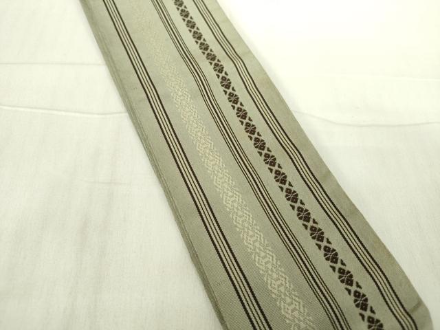 ■■■　サイズ　■■■ 長さ 316cm 幅 7.5cm程 ■■■　商品詳細　■■■ 【正絹】 詳細に関しましては、画像をご確認ください。 本場筑前博多織は、 福岡県福岡市博多区やその周辺で生産される絹織物です。 仏具のひとつである独鈷、華皿を基にした幾何学模様が織られています。 江戸時代に筑前藩主だった黒田長政が幕府への献上品にしたことから、 博多献上、献上博多とも呼ばれます。 横畝が際立って見える経畝織りという織りになっています。 30〜60本の細い経糸を使うため、こしやはりがあり、 地合が硬く、光沢感があります。 きちんと締まり、くずれにくい、締めやすい帯といわれています。 大変上質な逸品になります。 お安く出品致しますので、是非この機会にいかがでしょうか？ ■■■　注意事項　■■■ ■モニター発色の具合により色合いが異なる場合がございます。 ■寸法は多少の誤差が生じる場合がございますのでご了承ください。 ■縫込みの長さが左右非対称の場合は短い部分を記載しております。 左右非対称であってもご返品・お値引き等の保証は出来かねますので、ご了承の上ご購入をお願い致します。 ■シミ等のチェックには注意を払っておりますが、見落としがある場合もございますし、個人の見解も様々ですので神経質な方のご購入はお控えください。 ■箪笥に入っておりました着物や帯なので畳みシワや匂いがあるものもございます。 ■お休みは基本的に土日祝となりますが、その他臨時でお休みする場合がございますのでご了承ください。 ■商品の発送は平日のみの発送となります。 ■夜間と土曜、日曜日はお問い合わせの回答が遅れる場合がございます。 ■当店では、お直し、紋入れ、お手入れ等は承っておりません。 ■生地の状態（ヤケ、経年劣化等）によってはサイズ直しが出来ない場合がございます。 その点もどうかご了承のうえ、ご購入をお願いいたします。 ■弊社で取り扱う商品は一点ものにつき、時期や在庫状況に応じて金額が変更となる場合がございます。 ■検針は行っておりません。予めご了承いただきますようお願いいたします。 ■【洗える着物】と記載のある商品におきましては、商品お届け後に洗濯を行ってしまってからのご返品にはご対応しかねます。 念の為、専門店でのお手入れをお願いいたします。 ■着物のサイズ目安は下記を参考ください↓ ＜女性着物＞　お端折り次第で＋5cm　−1cmが着用可能サイズ 　例）身丈170cmの場合、身長160cm〜175cm ＜男性着物＞　身丈＋約25cm〜27cm程が適応身長 　例）身丈155cmの場合、身長180〜182cm