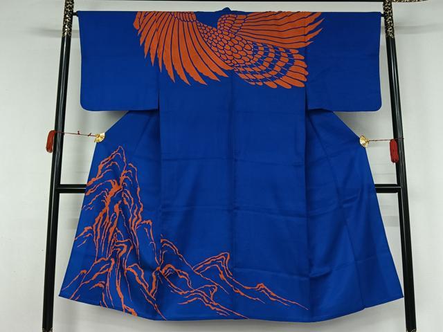 ■■■　サイズ　■■■ 身丈 130cm（肩から） 裄丈 67cm 袖丈 46cm　縫込み 6cm 袖幅 33cm 前幅 22cm 後幅 30cm 着物縫いこみ 内揚げ 7cm 裄 お袖側 約2cm　身頃側 約1cm ■■■　商品詳細　■■■ 【化繊】 状態は接写画像のように表地所々に薄い汚れがございます。 ぜひお手入れをされてお召しになられてはいかがでしょうか。 お安く出品致しますので、是非この機会にいかがでしょうか？ ■■■　注意事項　■■■ ■モニター発色の具合により色合いが異なる場合がございます。 ■寸法は多少の誤差が生じる場合がございますのでご了承ください。 ■縫込みの長さが左右非対称の場合は短い部分を記載しております。 左右非対称であってもご返品・お値引き等の保証は出来かねますので、ご了承の上ご購入をお願い致します。 ■シミ等のチェックには注意を払っておりますが、見落としがある場合もございますし、個人の見解も様々ですので神経質な方のご購入はお控えください。 ■箪笥に入っておりました着物や帯なので畳みシワや匂いがあるものもございます。 ■お休みは基本的に土日祝となりますが、その他臨時でお休みする場合がございますのでご了承ください。 ■商品の発送は平日のみの発送となります。 ■夜間と土曜、日曜日はお問い合わせの回答が遅れる場合がございます。 ■当店では、お直し、紋入れ、お手入れ等は承っておりません。 ■生地の状態（ヤケ、経年劣化等）によってはサイズ直しが出来ない場合がございます。 その点もどうかご了承のうえ、ご購入をお願いいたします。 ■弊社で取り扱う商品は一点ものにつき、時期や在庫状況に応じて金額が変更となる場合がございます。 ■検針は行っておりません。予めご了承いただきますようお願いいたします。 ■【洗える着物】と記載のある商品におきましては、商品お届け後に洗濯を行ってしまってからのご返品にはご対応しかねます。 念の為、専門店でのお手入れをお願いいたします。 ■写真に写っている物が全てになります。それ以外の付属品はございませんのでご了承ください。 ■状態に関する写真につきましては、掲載可能な写真枚数に限りがあるため、各箇所につき1枚参考画像を掲載しております。 ■着物のサイズ目安は下記を参考ください↓ ＜女性着物＞　お端折り次第で＋5cm　−1cmが着用可能サイズ 　例）身丈170cmの場合、身長160cm〜175cm ＜男性着物＞　身丈＋約25cm〜27cm程が適応身長 　例）身丈155cmの場合、身長180〜182cm
