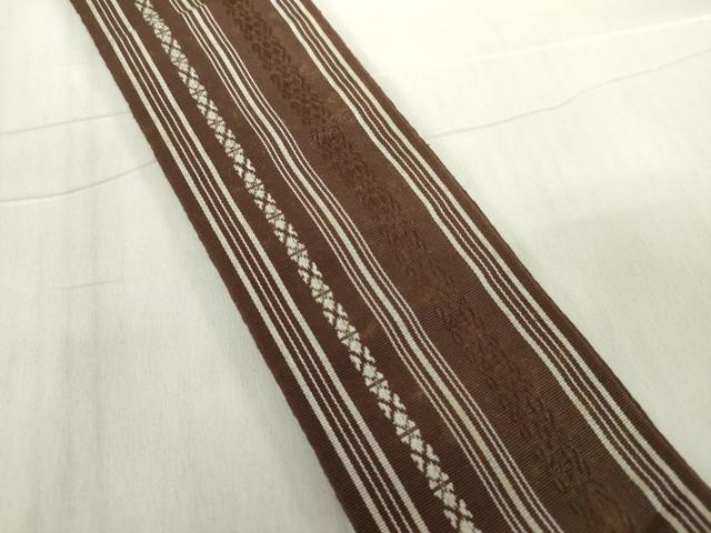 ■■■　サイズ　■■■ 長さ 386cm 幅 9cm程 ■■■　商品詳細　■■■ 【正絹】 詳細に関しましては、画像をご確認ください。 本場筑前博多織は、 福岡県福岡市博多区やその周辺で生産される絹織物です。 仏具のひとつである独鈷、華皿を基にした幾何学模様が織られています。 江戸時代に筑前藩主だった黒田長政が幕府への献上品にしたことから、 博多献上、献上博多とも呼ばれます。 横畝が際立って見える経畝織りという織りになっています。 30〜60本の細い経糸を使うため、こしやはりがあり、 地合が硬く、光沢感があります。 きちんと締まり、くずれにくい、締めやすい帯といわれています。 大変上質な逸品になります。 お安く出品致しますので、是非この機会にいかがでしょうか？ ■■■　注意事項　■■■ ■モニター発色の具合により色合いが異なる場合がございます。 ■寸法は多少の誤差が生じる場合がございますのでご了承ください。 ■縫込みの長さが左右非対称の場合は短い部分を記載しております。 左右非対称であってもご返品・お値引き等の保証は出来かねますので、ご了承の上ご購入をお願い致します。 ■シミ等のチェックには注意を払っておりますが、見落としがある場合もございますし、個人の見解も様々ですので神経質な方のご購入はお控えください。 ■箪笥に入っておりました着物や帯なので畳みシワや匂いがあるものもございます。 ■お休みは基本的に土日祝となりますが、その他臨時でお休みする場合がございますのでご了承ください。 ■商品の発送は平日のみの発送となります。 ■夜間と土曜、日曜日はお問い合わせの回答が遅れる場合がございます。 ■当店では、お直し、紋入れ、お手入れ等は承っておりません。 ■生地の状態（ヤケ、経年劣化等）によってはサイズ直しが出来ない場合がございます。 その点もどうかご了承のうえ、ご購入をお願いいたします。 ■弊社で取り扱う商品は一点ものにつき、時期や在庫状況に応じて金額が変更となる場合がございます。 ■検針は行っておりません。予めご了承いただきますようお願いいたします。 ■【洗える着物】と記載のある商品におきましては、商品お届け後に洗濯を行ってしまってからのご返品にはご対応しかねます。 念の為、専門店でのお手入れをお願いいたします。 ■着物のサイズ目安は下記を参考ください↓ ＜女性着物＞　お端折り次第で＋5cm　−1cmが着用可能サイズ 　例）身丈170cmの場合、身長160cm〜175cm ＜男性着物＞　身丈＋約25cm〜27cm程が適応身長 　例）身丈155cmの場合、身長180〜182cm