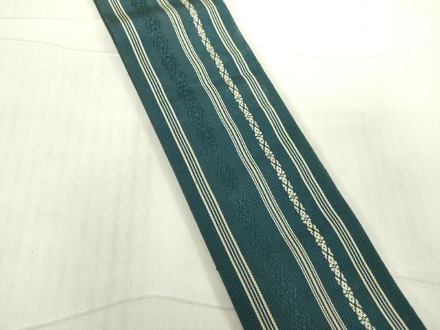 ■■■　サイズ　■■■ 長さ 380cm 幅 8.5cm程 ■■■　商品詳細　■■■ 【正絹】 詳細に関しましては、画像をご確認ください。 本場筑前博多織は、 福岡県福岡市博多区やその周辺で生産される絹織物です。 仏具のひとつである独鈷、華皿を基にした幾何学模様が織られています。 江戸時代に筑前藩主だった黒田長政が幕府への献上品にしたことから、 博多献上、献上博多とも呼ばれます。 横畝が際立って見える経畝織りという織りになっています。 30〜60本の細い経糸を使うため、こしやはりがあり、 地合が硬く、光沢感があります。 きちんと締まり、くずれにくい、締めやすい帯といわれています。 大変上質な逸品になります。 お安く出品致しますので、是非この機会にいかがでしょうか？ ■■■　注意事項　■■■ ■モニター発色の具合により色合いが異なる場合がございます。 ■寸法は多少の誤差が生じる場合がございますのでご了承ください。 ■縫込みの長さが左右非対称の場合は短い部分を記載しております。 左右非対称であってもご返品・お値引き等の保証は出来かねますので、ご了承の上ご購入をお願い致します。 ■シミ等のチェックには注意を払っておりますが、見落としがある場合もございますし、個人の見解も様々ですので神経質な方のご購入はお控えください。 ■箪笥に入っておりました着物や帯なので畳みシワや匂いがあるものもございます。 ■お休みは基本的に土日祝となりますが、その他臨時でお休みする場合がございますのでご了承ください。 ■商品の発送は平日のみの発送となります。 ■夜間と土曜、日曜日はお問い合わせの回答が遅れる場合がございます。 ■当店では、お直し、紋入れ、お手入れ等は承っておりません。 ■生地の状態（ヤケ、経年劣化等）によってはサイズ直しが出来ない場合がございます。 その点もどうかご了承のうえ、ご購入をお願いいたします。 ■弊社で取り扱う商品は一点ものにつき、時期や在庫状況に応じて金額が変更となる場合がございます。 ■検針は行っておりません。予めご了承いただきますようお願いいたします。 ■【洗える着物】と記載のある商品におきましては、商品お届け後に洗濯を行ってしまってからのご返品にはご対応しかねます。 念の為、専門店でのお手入れをお願いいたします。 ■着物のサイズ目安は下記を参考ください↓ ＜女性着物＞　お端折り次第で＋5cm　−1cmが着用可能サイズ 　例）身丈170cmの場合、身長160cm〜175cm ＜男性着物＞　身丈＋約25cm〜27cm程が適応身長 　例）身丈155cmの場合、身長180〜182cm