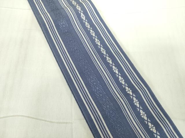 ■■■　サイズ　■■■ 長さ 390cm 幅 9cm程 ■■■　商品詳細　■■■ 【正絹】 詳細に関しましては、画像をご確認ください。 本場筑前博多織は、 福岡県福岡市博多区やその周辺で生産される絹織物です。 仏具のひとつである独鈷、華皿を基にした幾何学模様が織られています。 江戸時代に筑前藩主だった黒田長政が幕府への献上品にしたことから、 博多献上、献上博多とも呼ばれます。 横畝が際立って見える経畝織りという織りになっています。 30〜60本の細い経糸を使うため、こしやはりがあり、 地合が硬く、光沢感があります。 きちんと締まり、くずれにくい、締めやすい帯といわれています。 大変上質な逸品になります。 お安く出品致しますので、是非この機会にいかがでしょうか？ ■■■　注意事項　■■■ ■モニター発色の具合により色合いが異なる場合がございます。 ■寸法は多少の誤差が生じる場合がございますのでご了承ください。 ■縫込みの長さが左右非対称の場合は短い部分を記載しております。 左右非対称であってもご返品・お値引き等の保証は出来かねますので、ご了承の上ご購入をお願い致します。 ■シミ等のチェックには注意を払っておりますが、見落としがある場合もございますし、個人の見解も様々ですので神経質な方のご購入はお控えください。 ■箪笥に入っておりました着物や帯なので畳みシワや匂いがあるものもございます。 ■お休みは基本的に土日祝となりますが、その他臨時でお休みする場合がございますのでご了承ください。 ■商品の発送は平日のみの発送となります。 ■夜間と土曜、日曜日はお問い合わせの回答が遅れる場合がございます。 ■当店では、お直し、紋入れ、お手入れ等は承っておりません。 ■生地の状態（ヤケ、経年劣化等）によってはサイズ直しが出来ない場合がございます。 その点もどうかご了承のうえ、ご購入をお願いいたします。 ■弊社で取り扱う商品は一点ものにつき、時期や在庫状況に応じて金額が変更となる場合がございます。 ■検針は行っておりません。予めご了承いただきますようお願いいたします。 ■【洗える着物】と記載のある商品におきましては、商品お届け後に洗濯を行ってしまってからのご返品にはご対応しかねます。 念の為、専門店でのお手入れをお願いいたします。 ■着物のサイズ目安は下記を参考ください↓ ＜女性着物＞　お端折り次第で＋5cm　−1cmが着用可能サイズ 　例）身丈170cmの場合、身長160cm〜175cm ＜男性着物＞　身丈＋約25cm〜27cm程が適応身長 　例）身丈155cmの場合、身長180〜182cm