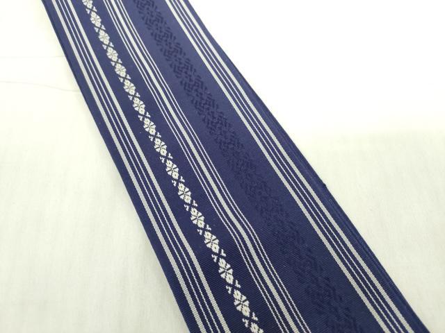 ■■■　サイズ　■■■ 長さ 378cm 幅 8.5cm程 ■■■　商品詳細　■■■ 【正絹】 詳細に関しましては、画像をご確認ください。 本場筑前博多織は、 福岡県福岡市博多区やその周辺で生産される絹織物です。 仏具のひとつである独鈷、華皿を基にした幾何学模様が織られています。 江戸時代に筑前藩主だった黒田長政が幕府への献上品にしたことから、 博多献上、献上博多とも呼ばれます。 横畝が際立って見える経畝織りという織りになっています。 30〜60本の細い経糸を使うため、こしやはりがあり、 地合が硬く、光沢感があります。 きちんと締まり、くずれにくい、締めやすい帯といわれています。 大変上質な逸品になります。 お安く出品致しますので、是非この機会にいかがでしょうか？ ※両側未かがりですが着用には問題ありません。 ■■■　注意事項　■■■ ■モニター発色の具合により色合いが異なる場合がございます。 ■寸法は多少の誤差が生じる場合がございますのでご了承ください。 ■縫込みの長さが左右非対称の場合は短い部分を記載しております。 左右非対称であってもご返品・お値引き等の保証は出来かねますので、ご了承の上ご購入をお願い致します。 ■シミ等のチェックには注意を払っておりますが、見落としがある場合もございますし、個人の見解も様々ですので神経質な方のご購入はお控えください。 ■箪笥に入っておりました着物や帯なので畳みシワや匂いがあるものもございます。 ■お休みは基本的に土日祝となりますが、その他臨時でお休みする場合がございますのでご了承ください。 ■商品の発送は平日のみの発送となります。 ■夜間と土曜、日曜日はお問い合わせの回答が遅れる場合がございます。 ■当店では、お直し、紋入れ、お手入れ等は承っておりません。 ■生地の状態（ヤケ、経年劣化等）によってはサイズ直しが出来ない場合がございます。 その点もどうかご了承のうえ、ご購入をお願いいたします。 ■弊社で取り扱う商品は一点ものにつき、時期や在庫状況に応じて金額が変更となる場合がございます。 ■検針は行っておりません。予めご了承いただきますようお願いいたします。 ■【洗える着物】と記載のある商品におきましては、商品お届け後に洗濯を行ってしまってからのご返品にはご対応しかねます。 念の為、専門店でのお手入れをお願いいたします。 ■着物のサイズ目安は下記を参考ください↓ ＜女性着物＞　お端折り次第で＋5cm　−1cmが着用可能サイズ 　例）身丈170cmの場合、身長160cm〜175cm ＜男性着物＞　身丈＋約25cm〜27cm程が適応身長 　例）身丈155cmの場合、身長180〜182cm