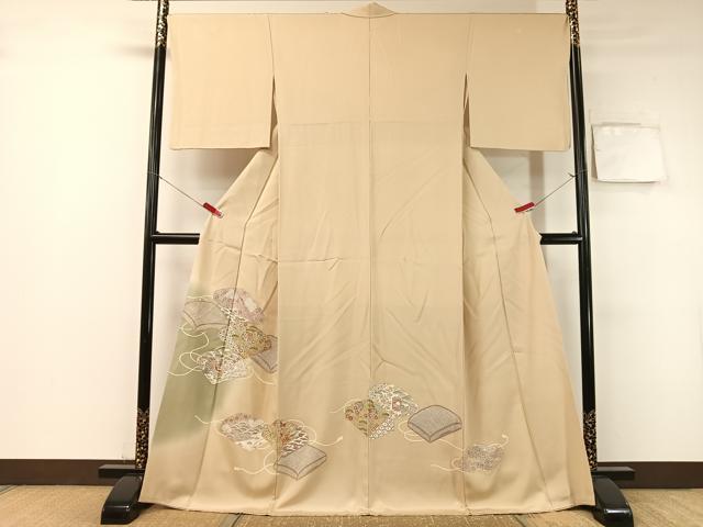 ■■■　サイズ　■■■ 身丈 169cm（肩から） 裄丈 68.5cm 袖丈 48.5cm　縫込み 6cm 袖幅 34.5cm 前幅 25.5cm 後幅 30cm 着物縫いこみ 内揚げ 4cm 裄 お袖側 約2cm　身頃側 約1.5cm ■■■　商品詳細　■■■ 【正絹・三つ紋】 状態は特に目立ったシミ汚れなどもなく大変良い状態です。 大変上質な逸品になります。 お安く出品致しますので、是非この機会にいかがでしょうか？ ■■■　注意事項　■■■ ■モニター発色の具合により色合いが異なる場合がございます。 ■寸法は多少の誤差が生じる場合がございますのでご了承ください。 ■縫込みの長さが左右非対称の場合は短い部分を記載しております。 左右非対称であってもご返品・お値引き等の保証は出来かねますので、ご了承の上ご購入をお願い致します。 ■シミ等のチェックには注意を払っておりますが、見落としがある場合もございますし、個人の見解も様々ですので神経質な方のご購入はお控えください。 ■箪笥に入っておりました着物や帯なので畳みシワや匂いがあるものもございます。 ■お休みは基本的に土日祝となりますが、その他臨時でお休みする場合がございますのでご了承ください。 ■商品の発送は平日のみの発送となります。 ■夜間と土曜、日曜日はお問い合わせの回答が遅れる場合がございます。 ■当店では、お直し、紋入れ、お手入れ等は承っておりません。 ■生地の状態（ヤケ、経年劣化等）によってはサイズ直しが出来ない場合がございます。 その点もどうかご了承のうえ、ご購入をお願いいたします。 ■弊社で取り扱う商品は一点ものにつき、時期や在庫状況に応じて金額が変更となる場合がございます。 ■検針は行っておりません。予めご了承いただきますようお願いいたします。 ■【洗える着物】と記載のある商品におきましては、商品お届け後に洗濯を行ってしまってからのご返品にはご対応しかねます。 念の為、専門店でのお手入れをお願いいたします。 ■着物のサイズ目安は下記を参考ください↓ ＜女性着物＞　お端折り次第で＋5cm　−1cmが着用可能サイズ 　例）身丈170cmの場合、身長160cm〜175cm ＜男性着物＞　身丈＋約25cm〜27cm程が適応身長 　例）身丈155cmの場合、身長180〜182cm