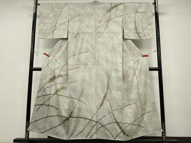 ■■■　サイズ　■■■ 身丈 152cm（肩から） 裄丈 64.5cm 袖丈 45cm　縫込み 6cm 袖幅 33cm 前幅 25cm 後幅 30cm 着物縫いこみ 内揚げ 8cm 裄 お袖側 約2cm　身頃側 約0cm ■■■　商品詳細　■■■ 【正絹】 状態は接写画像のように衿山に薄い汚れがございますが その他特に目立ったシミ汚れなどもなく大変良い状態です。 大変上質な逸品になります。 お安く出品致しますので、是非この機会にいかがでしょうか？ ■■■　注意事項　■■■ ■モニター発色の具合により色合いが異なる場合がございます。 ■寸法は多少の誤差が生じる場合がございますのでご了承ください。 ■縫込みの長さが左右非対称の場合は短い部分を記載しております。 左右非対称であってもご返品・お値引き等の保証は出来かねますので、ご了承の上ご購入をお願い致します。 ■シミ等のチェックには注意を払っておりますが、見落としがある場合もございますし、個人の見解も様々ですので神経質な方のご購入はお控えください。 ■箪笥に入っておりました着物や帯なので畳みシワや匂いがあるものもございます。 ■お休みは基本的に土日祝となりますが、その他臨時でお休みする場合がございますのでご了承ください。 ■商品の発送は平日のみの発送となります。 ■夜間と土曜、日曜日はお問い合わせの回答が遅れる場合がございます。 ■当店では、お直し、紋入れ、お手入れ等は承っておりません。 ■生地の状態（ヤケ、経年劣化等）によってはサイズ直しが出来ない場合がございます。 その点もどうかご了承のうえ、ご購入をお願いいたします。 ■弊社で取り扱う商品は一点ものにつき、時期や在庫状況に応じて金額が変更となる場合がございます。 ■検針は行っておりません。予めご了承いただきますようお願いいたします。 ■【洗える着物】と記載のある商品におきましては、商品お届け後に洗濯を行ってしまってからのご返品にはご対応しかねます。 念の為、専門店でのお手入れをお願いいたします。 ■着物のサイズ目安は下記を参考ください↓ ＜女性着物＞　お端折り次第で＋5cm　−1cmが着用可能サイズ 　例）身丈170cmの場合、身長160cm〜175cm ＜男性着物＞　身丈＋約25cm〜27cm程が適応身長 　例）身丈155cmの場合、身長180〜182cm