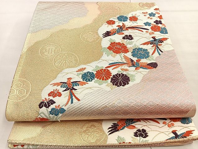 ■■■　サイズ　■■■ 長さ 420cm 幅 30.5cm程 ■■■　商品詳細　■■■ 【正絹】 詳細に関しましては、画像をご確認ください。 大変上質な逸品になります。 お安く出品致しますので、是非この機会にいかがでしょうか？ ■■■　注意事項　■■■ ■モニター発色の具合により色合いが異なる場合がございます。 ■寸法は多少の誤差が生じる場合がございますのでご了承ください。 ■縫込みの長さが左右非対称の場合は短い部分を記載しております。 左右非対称であってもご返品・お値引き等の保証は出来かねますので、ご了承の上ご購入をお願い致します。 ■シミ等のチェックには注意を払っておりますが、見落としがある場合もございますし、個人の見解も様々ですので神経質な方のご購入はお控えください。 ■箪笥に入っておりました着物や帯なので畳みシワや匂いがあるものもございます。 ■お休みは基本的に土日祝となりますが、その他臨時でお休みする場合がございますのでご了承ください。 ■商品の発送は平日のみの発送となります。 ■夜間と土曜、日曜日はお問い合わせの回答が遅れる場合がございます。 ■当店では、お直し、紋入れ、お手入れ等は承っておりません。 ■生地の状態（ヤケ、経年劣化等）によってはサイズ直しが出来ない場合がございます。 その点もどうかご了承のうえ、ご購入をお願いいたします。 ■弊社で取り扱う商品は一点ものにつき、時期や在庫状況に応じて金額が変更となる場合がございます。 ■検針は行っておりません。予めご了承いただきますようお願いいたします。 ■【洗える着物】と記載のある商品におきましては、商品お届け後に洗濯を行ってしまってからのご返品にはご対応しかねます。 念の為、専門店でのお手入れをお願いいたします。 ■着物のサイズ目安は下記を参考ください↓ ＜女性着物＞　お端折り次第で＋5cm　−1cmが着用可能サイズ 　例）身丈170cmの場合、身長160cm〜175cm ＜男性着物＞　身丈＋約25cm〜27cm程が適応身長 　例）身丈155cmの場合、身長180〜182cm