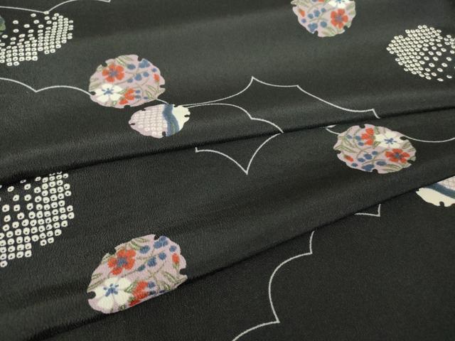 ■■■　サイズ　■■■ 身丈 163cm（肩から） 裄丈 65cm 袖丈 49cm　縫込み 0cm 袖幅 33cm 前幅 22.5cm 後幅 30.5cm 着物縫いこみ 内揚げ 0cm 裄 お袖側 約2cm　身頃側 約1cm ■■■　商品詳細　■■■ 【化繊】 状態は特に目立ったシミ汚れなどもなく大変良い状態です。 お安く出品致しますので、是非この機会にいかがでしょうか？ ■■■　注意事項　■■■ ■モニター発色の具合により色合いが異なる場合がございます。 ■寸法は多少の誤差が生じる場合がございますのでご了承ください。 ■シミ等のチェックには注意を払っておりますが、見落としがある場合もございますし、個人の見解も様々ですので神経質な方のご購入はお控えください。 ■箪笥に入っておりました着物や帯なので畳みシワや匂いがあるものもございます。 ■お休みは基本的に土日祝となりますが、その他臨時でお休みする場合がございますのでご了承ください。 ■商品の発送は平日のみの発送となります。 ■夜間と土曜、日曜日はお問い合わせの回答が遅れる場合がございます。 ■当店では、お直し、紋入れ、お手入れ等は承っておりません。 ■生地の状態（ヤケ、経年劣化等）によってはサイズ直しが出来ない場合がございます。 その点もどうかご了承のうえ、ご購入をお願いいたします。 ■着物のサイズ目安は下記を参考ください↓ ＜女性着物＞　身長-10cm+5cmが着用可能サイズ(お端折り次第) 　例）身長160cmの方→着物身丈150cm〜165cm ＜男性着物＞　身長-27cm ±5cmが着用可能サイズ 　例）身長170cmの方→着物身丈138cm〜148cm