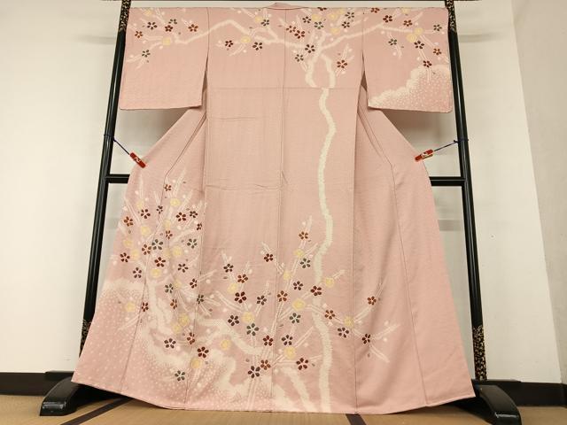 ■■■　サイズ　■■■ 身丈 164.5cm（肩から） 裄丈 69.5cm 袖丈 50cm　縫込み 4cm 袖幅 36cm 前幅 24cm 後幅 30cm 着物縫いこみ 内揚げ 2cm 裄 お袖側 約1cm　身頃側 約2cm ■■■　商品詳細　■■■ 【正絹】 状態は特に目立ったシミ汚れなどもなく大変良い状態です。 大変上質な逸品になります。 お安く出品致しますので、是非この機会にいかがでしょうか？ ■■■　注意事項　■■■ ■モニター発色の具合により色合いが異なる場合がございます。 ■寸法は多少の誤差が生じる場合がございますのでご了承ください。 ■シミ等のチェックには注意を払っておりますが、見落としがある場合もございますし、個人の見解も様々ですので神経質な方のご購入はお控えください。 ■箪笥に入っておりました着物や帯なので畳みシワや匂いがあるものもございます。 ■お休みは基本的に土日祝となりますが、その他臨時でお休みする場合がございますのでご了承ください。 ■商品の発送は平日のみの発送となります。 ■夜間と土曜、日曜日はお問い合わせの回答が遅れる場合がございます。 ■当店では、お直し、紋入れ、お手入れ等は承っておりません。 ■生地の状態（ヤケ、経年劣化等）によってはサイズ直しが出来ない場合がございます。 その点もどうかご了承のうえ、ご購入をお願いいたします。 ■着物のサイズ目安は下記を参考ください↓ ＜女性着物＞　身長-10cm+5cmが着用可能サイズ(お端折り次第) 　例）身長160cmの方→着物身丈150cm〜165cm ＜男性着物＞　身長-27cm ±5cmが着用可能サイズ 　例）身長170cmの方→着物身丈138cm〜148cm