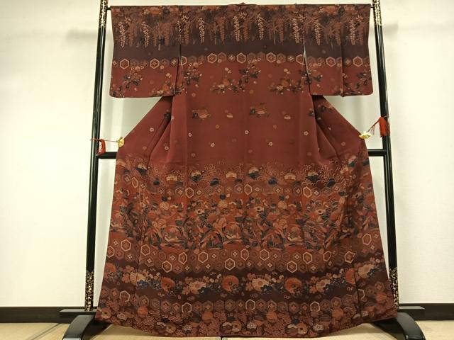 ■■■　サイズ　■■■ 身丈 163cm（肩から） 裄丈 66cm 袖丈 51cm　縫込み 4cm 袖幅 33cm 前幅 25cm 後幅 30cm 着物縫いこみ 内揚げ 0cm 裄 お袖側 約2cm　身頃側 約1cm ■■■　商品詳細　■■■ 【正絹】 状態は特に目立ったシミ汚れなどもなく大変良い状態です。 大変上質な逸品になります。 お安く出品致しますので、是非この機会にいかがでしょうか？ ■■■　注意事項　■■■ ■モニター発色の具合により色合いが異なる場合がございます。 ■寸法は多少の誤差が生じる場合がございますのでご了承ください。 ■縫込みの長さが左右非対称の場合は短い部分を記載しております。 左右非対称であってもご返品・お値引き等の保証は出来かねますので、ご了承の上ご購入をお願い致します。 ■シミ等のチェックには注意を払っておりますが、見落としがある場合もございますし、個人の見解も様々ですので神経質な方のご購入はお控えください。 ■箪笥に入っておりました着物や帯なので畳みシワや匂いがあるものもございます。 ■お休みは基本的に土日祝となりますが、その他臨時でお休みする場合がございますのでご了承ください。 ■商品の発送は平日のみの発送となります。 ■夜間と土曜、日曜日はお問い合わせの回答が遅れる場合がございます。 ■当店では、お直し、紋入れ、お手入れ等は承っておりません。 ■生地の状態（ヤケ、経年劣化等）によってはサイズ直しが出来ない場合がございます。 その点もどうかご了承のうえ、ご購入をお願いいたします。 ■弊社で取り扱う商品は一点ものにつき、時期や在庫状況に応じて金額が変更となる場合がございます。 ■検針は行っておりません。予めご了承いただきますようお願いいたします。 ■【洗える着物】と記載のある商品におきましては、商品お届け後に洗濯を行ってしまってからのご返品にはご対応しかねます。 念の為、専門店でのお手入れをお願いいたします。 ■着物のサイズ目安は下記を参考ください↓ ＜女性着物＞　お端折り次第で＋5cm　−1cmが着用可能サイズ 　例）身丈170cmの場合、身長160cm〜175cm ＜男性着物＞　身丈＋約25cm〜27cm程が適応身長 　例）身丈155cmの場合、身長180〜182cm