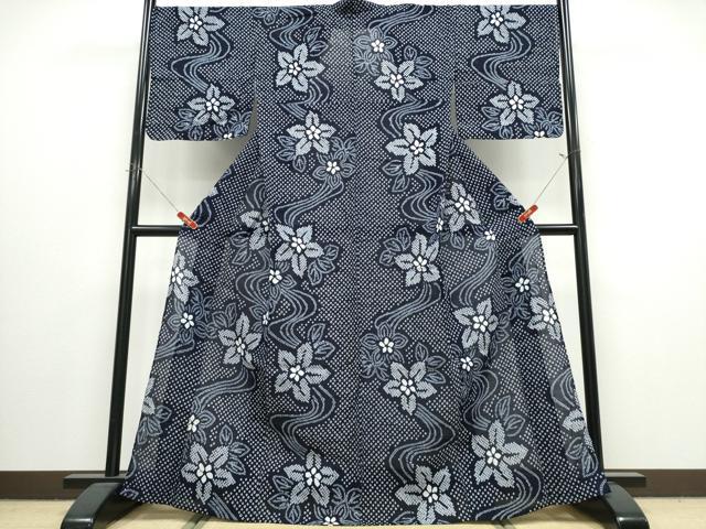 ■■■　サイズ　■■■ 身丈 167cm（肩から） 裄丈 69.5cm 袖丈 49cm　縫込み 2cm 袖幅 35cm 前幅 24cm 後幅 30cm 着物縫いこみ 内揚げ 0cm 裄 お袖側 約1cm　身頃側 約1cm ■■■　商品詳細　■■■ 【綿】 状態は特に目立ったシミ汚れなどもなく大変良い状態です。 人気の高い“有松鳴海絞り”の浴衣でございます。 “鳴海絞り”ならではの表情を生み出す立体感と 淡いぼかしで息を吹き込まれ、 今にも動き出しそうな迫力を放っております。 夏祭りや花火大会、これから増えるイベントに連れ立って、 より夏をお楽しみ下さいませ。 大変上質な逸品になります。 お安く出品致しますので、是非この機会にいかがでしょうか？ ■■■　注意事項　■■■ ■モニター発色の具合により色合いが異なる場合がございます。 ■寸法は多少の誤差が生じる場合がございますのでご了承ください。 ■縫込みの長さが左右非対称の場合は短い部分を記載しております。 左右非対称であってもご返品・お値引き等の保証は出来かねますので、ご了承の上ご購入をお願い致します。 ■シミ等のチェックには注意を払っておりますが、見落としがある場合もございますし、個人の見解も様々ですので神経質な方のご購入はお控えください。 ■箪笥に入っておりました着物や帯なので畳みシワや匂いがあるものもございます。 ■お休みは基本的に土日祝となりますが、その他臨時でお休みする場合がございますのでご了承ください。 ■商品の発送は平日のみの発送となります。 ■夜間と土曜、日曜日はお問い合わせの回答が遅れる場合がございます。 ■当店では、お直し、紋入れ、お手入れ等は承っておりません。 ■生地の状態（ヤケ、経年劣化等）によってはサイズ直しが出来ない場合がございます。 その点もどうかご了承のうえ、ご購入をお願いいたします。 ■弊社で取り扱う商品は一点ものにつき、時期や在庫状況に応じて金額が変更となる場合がございます。 ■検針は行っておりません。予めご了承いただきますようお願いいたします。 ■【洗える着物】と記載のある商品におきましては、商品お届け後に洗濯を行ってしまってからのご返品にはご対応しかねます。 念の為、専門店でのお手入れをお願いいたします。 ■写真に写っている物が全てになります。それ以外の付属品はございませんのでご了承ください。 ■状態に関する写真につきましては、掲載可能な写真枚数に限りがあるため、各箇所につき1枚参考画像を掲載しております。 ■着物のサイズ目安は下記を参考ください↓ ＜女性着物＞　お端折り次第で＋5cm　－1cmが着用可能サイズ 　例）身丈170cmの場合、身長160cm～175cm ＜男性着物＞　身丈＋約25cm～27cm程が適応身長 　例）身丈155cmの場合、身長180～182cm