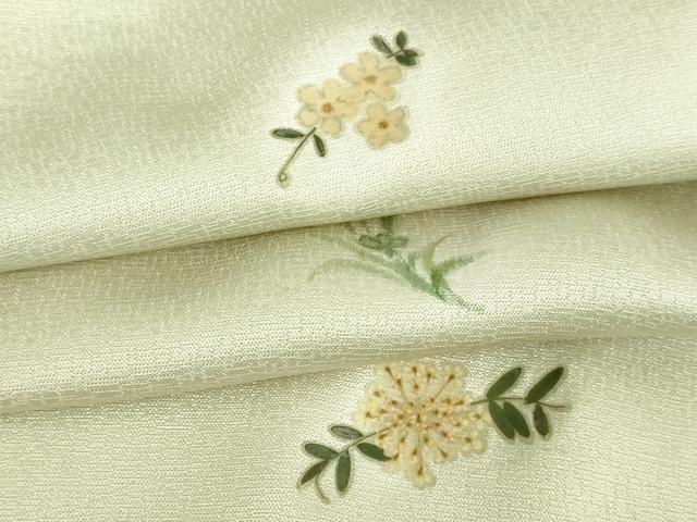 ■■■　サイズ　■■■ 身丈 153.5cm（肩から） 裄丈 63.5cm 袖丈 48.5cm　縫込み 5cm 袖幅 33.5cm 前幅 24.5cm 後幅 28.5cm 着物縫いこみ 内揚げ 5cm 裄 お袖側 約1cm　身頃側 約2cm ■■■　商品詳細　■■■ 【正絹】 状態は接写画像のように衿山、おくみに薄い汚れがございますが その他特に目立ったシミ汚れなどもなく大変良い状態です。 大変上質な逸品になります。 お安く出品致しますので、是非この機会にいかがでしょうか？ ■■■　注意事項　■■■ ■モニター発色の具合により色合いが異なる場合がございます。 ■寸法は多少の誤差が生じる場合がございますのでご了承ください。 ■シミ等のチェックには注意を払っておりますが、見落としがある場合もございますし、個人の見解も様々ですので神経質な方のご購入はお控えください。 ■箪笥に入っておりました着物や帯なので畳みシワや匂いがあるものもございます。 ■お休みは基本的に土日祝となりますが、その他臨時でお休みする場合がございますのでご了承ください。 ■商品の発送は平日のみの発送となります。 ■夜間と土曜、日曜日はお問い合わせの回答が遅れる場合がございます。 ■当店では、お直し、紋入れ、お手入れ等は承っておりません。 ■生地の状態（ヤケ、経年劣化等）によってはサイズ直しが出来ない場合がございます。 その点もどうかご了承のうえ、ご購入をお願いいたします。 ■着物のサイズ目安は下記を参考ください↓ ＜女性着物＞　身長-10cm+5cmが着用可能サイズ(お端折り次第) 　例）身長160cmの方→着物身丈150cm〜165cm ＜男性着物＞　身長-27cm ±5cmが着用可能サイズ 　例）身長170cmの方→着物身丈138cm〜148cm