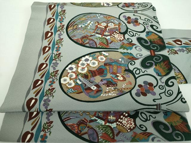 ■■■　サイズ　■■■ 長さ 359cm 幅 30cm程 ■■■　商品詳細　■■■ 【正絹】 状態は締めてはおりますが 特に目立ったシミ汚れなどもなく大変良い状態です。 大変上質な逸品になります。 お安く出品致しますので、是非この機会にいかがでしょうか？ ■■■　注意事項　■■■ ■モニター発色の具合により色合いが異なる場合がございます。 ■寸法は多少の誤差が生じる場合がございますのでご了承ください。 ■縫込みの長さが左右非対称の場合は短い部分を記載しております。 左右非対称であってもご返品・お値引き等の保証は出来かねますので、ご了承の上ご購入をお願い致します。 ■シミ等のチェックには注意を払っておりますが、見落としがある場合もございますし、個人の見解も様々ですので神経質な方のご購入はお控えください。 ■箪笥に入っておりました着物や帯なので畳みシワや匂いがあるものもございます。 ■お休みは基本的に土日祝となりますが、その他臨時でお休みする場合がございますのでご了承ください。 ■商品の発送は平日のみの発送となります。 ■夜間と土曜、日曜日はお問い合わせの回答が遅れる場合がございます。 ■当店では、お直し、紋入れ、お手入れ等は承っておりません。 ■生地の状態（ヤケ、経年劣化等）によってはサイズ直しが出来ない場合がございます。 その点もどうかご了承のうえ、ご購入をお願いいたします。 ■弊社で取り扱う商品は一点ものにつき、時期や在庫状況に応じて金額が変更となる場合がございます。 ■検針は行っておりません。予めご了承いただきますようお願いいたします。 ■【洗える着物】と記載のある商品におきましては、商品お届け後に洗濯を行ってしまってからのご返品にはご対応しかねます。 念の為、専門店でのお手入れをお願いいたします。 ■着物のサイズ目安は下記を参考ください↓ ＜女性着物＞　お端折り次第で＋5cm　−1cmが着用可能サイズ 　例）身丈170cmの場合、身長160cm〜175cm ＜男性着物＞　身丈＋約25cm〜27cm程が適応身長 　例）身丈155cmの場合、身長180〜182cm