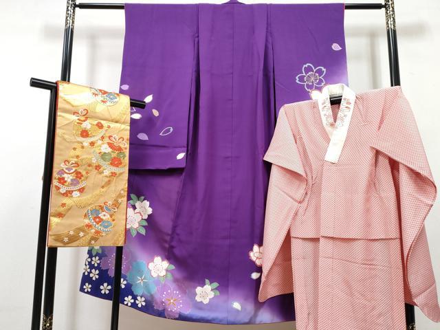 ■■■　サイズ　■■■ 【祝着】 身丈 133.5cm（肩から） 裄丈 48.5cm（肩上げ　6.5cm） 袖丈 74.5cm　縫込み 4cm 袖幅 32cm 前幅 21cm 後幅 26.5cm 着物縫いこみ 内揚げ 9.5cm （腰上げ　0cm） 裄 お袖側 約4cm　身頃側 約6cm 【長襦袢】 身丈 93.5cm（肩から） 裄丈 46.5cm（肩上げ　6.5cm） 袖丈 73cm　縫込み 2.5cm 袖幅 30.5cm 前幅 24cm 後幅 28.5cm 着物縫いこみ 内揚げ 0cm （腰上げ　14.5cm） 裄 お袖側 約5cm　身頃側 約1.5cm 【帯】 長さ394cm　幅 26cm程 ■■■　商品詳細　■■■ 着物【正絹】の 状態は接写画像のように表地所々にヤケがございます。 長襦袢【正絹・半衿刺繍】の 状態は特に目立ったシミ汚れなどもなく大変良い状態です。 袋帯【正絹・芯なし】の状態は締めてはおりますが 特に目立ったシミ汚れなどもなく大変良い状態です。 大変上質な逸品になりますので ぜひお手入れをされてお召しになられてはいかがでしょうか。 お安く出品致しますので、是非この機会にいかがでしょうか？ ■■■　注意事項　■■■ ■モニター発色の具合により色合いが異なる場合がございます。 ■寸法は多少の誤差が生じる場合がございますのでご了承ください。 ■縫込みの長さが左右非対称の場合は短い部分を記載しております。 左右非対称であってもご返品・お値引き等の保証は出来かねますので、ご了承の上ご購入をお願い致します。 ■シミ等のチェックには注意を払っておりますが、見落としがある場合もございますし、個人の見解も様々ですので神経質な方のご購入はお控えください。 ■箪笥に入っておりました着物や帯なので畳みシワや匂いがあるものもございます。 ■お休みは基本的に土日祝となりますが、その他臨時でお休みする場合がございますのでご了承ください。 ■商品の発送は平日のみの発送となります。 ■夜間と土曜、日曜日はお問い合わせの回答が遅れる場合がございます。 ■当店では、お直し、紋入れ、お手入れ等は承っておりません。 ■生地の状態（ヤケ、経年劣化等）によってはサイズ直しが出来ない場合がございます。 その点もどうかご了承のうえ、ご購入をお願いいたします。 ■弊社で取り扱う商品は一点ものにつき、時期や在庫状況に応じて金額が変更となる場合がございます。 ■検針は行っておりません。予めご了承いただきますようお願いいたします。 ■【洗える着物】と記載のある商品におきましては、商品お届け後に洗濯を行ってしまってからのご返品にはご対応しかねます。 念の為、専門店でのお手入れをお願いいたします。 ■写真に写っている物が全てになります。それ以外の付属品はございませんのでご了承ください。 ■状態に関する写真につきましては、掲載可能な写真枚数に限りがあるため、各箇所につき1枚参考画像を掲載しております。 ■着物のサイズ目安は下記を参考ください↓ ＜女性着物＞　お端折り次第で＋5cm　−1cmが着用可能サイズ 　例）身丈170cmの場合、身長160cm〜175cm ＜男性着物＞　身丈＋約25cm〜27cm程が適応身長 　例）身丈155cmの場合、身長180〜182cm
