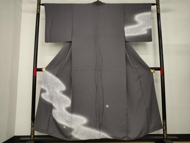 ■■■　サイズ　■■■ 身丈 152cm（肩から） 裄丈 62cm 袖丈 48cm　縫込み 6cm 袖幅 32cm 前幅 26cm 後幅 32cm 着物縫いこみ 内揚げ 13cm 裄 お袖側 約1cm　身頃側 約5cm ■■■　商品詳細　■■■ 【正絹】 状態は接写画像のように八掛・衿山に薄い汚れがございますが その他特に目立ったシミ汚れなどもなく大変良い状態です。 大変上質な逸品になります。 お安く出品致しますので、是非この機会にいかがでしょうか？ ■■■　注意事項　■■■ ■モニター発色の具合により色合いが異なる場合がございます。 ■寸法は多少の誤差が生じる場合がございますのでご了承ください。 ■シミ等のチェックには注意を払っておりますが、見落としがある場合もございますし、個人の見解も様々ですので神経質な方のご購入はお控えください。 ■箪笥に入っておりました着物や帯なので畳みシワや匂いがあるものもございます。 ■お休みは基本的に土日祝となりますが、その他臨時でお休みする場合がございますのでご了承ください。 ■商品の発送は平日のみの発送となります。 ■夜間と土曜、日曜日はお問い合わせの回答が遅れる場合がございます。 ■当店では、お直し、紋入れ、お手入れ等は承っておりません。 ■生地の状態（ヤケ、経年劣化等）によってはサイズ直しが出来ない場合がございます。 その点もどうかご了承のうえ、ご購入をお願いいたします。 ■着物のサイズ目安は下記を参考ください↓ ＜女性着物＞　身長-10cm+5cmが着用可能サイズ(お端折り次第) 　例）身長160cmの方→着物身丈150cm〜165cm ＜男性着物＞　身長-27cm ±5cmが着用可能サイズ 　例）身長170cmの方→着物身丈138cm〜148cm