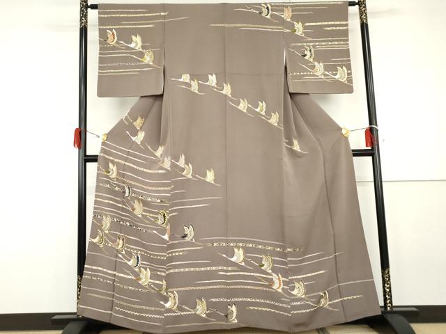 ■■■　サイズ　■■■ 身丈 159.5cm（肩から） 裄丈 62.5cm 袖丈 49cm　縫込み 5.5cm 袖幅 32.5cm 前幅 25cm 後幅 29cm 着物縫いこみ 内揚げ 4.5cm 裄 お袖側 約2cm　身頃側 約5.5cm ■■■　商品詳細　■■■ 【正絹】 状態は接写画像のように衿山・袖口・両袖に薄い汚れがございますが その他特に目立ったシミ汚れなどもなく大変良い状態です。 昭和33年(1958年)の皇太子明仁親王成婚に際し、 皇太子妃美智子の調度品をはじめ、各宮家の調度品を受注した 創業460年を迎えた「千總」の逸品です。 大変上質な逸品になります。 お安く出品致しますので、是非この機会にいかがでしょうか？ ※こちらのお品に千總のタグ、落款はございませんが お譲りいただいた方からも千總のお品と聞いておりまして 千總さんに確認しましたところ、 当時落款なしで制作しておりますお着物もございます。 との回答を頂きました。 お手に取って頂ければ、素晴らしさを実感して頂けるかと思います。 落款、証紙などがないためご不安な方は入札をお控えください。 ■■■　注意事項　■■■ ■モニター発色の具合により色合いが異なる場合がございます。 ■寸法は多少の誤差が生じる場合がございますのでご了承ください。 ■縫込みの長さが左右非対称の場合は短い部分を記載しております。 左右非対称であってもご返品・お値引き等の保証は出来かねますので、ご了承の上ご購入をお願い致します。 ■シミ等のチェックには注意を払っておりますが、見落としがある場合もございますし、個人の見解も様々ですので神経質な方のご購入はお控えください。 ■箪笥に入っておりました着物や帯なので畳みシワや匂いがあるものもございます。 ■お休みは基本的に土日祝となりますが、その他臨時でお休みする場合がございますのでご了承ください。 ■商品の発送は平日のみの発送となります。 ■夜間と土曜、日曜日はお問い合わせの回答が遅れる場合がございます。 ■当店では、お直し、紋入れ、お手入れ等は承っておりません。 ■生地の状態（ヤケ、経年劣化等）によってはサイズ直しが出来ない場合がございます。 その点もどうかご了承のうえ、ご購入をお願いいたします。 ■弊社で取り扱う商品は一点ものにつき、時期や在庫状況に応じて金額が変更となる場合がございます。 ■検針は行っておりません。予めご了承いただきますようお願いいたします。 ■【洗える着物】と記載のある商品におきましては、商品お届け後に洗濯を行ってしまってからのご返品にはご対応しかねます。 念の為、専門店でのお手入れをお願いいたします。 ■着物のサイズ目安は下記を参考ください↓ ＜女性着物＞　お端折り次第で＋5cm　−1cmが着用可能サイズ 　例）身丈170cmの場合、身長160cm〜175cm ＜男性着物＞　身丈＋約25cm〜27cm程が適応身長 　例）身丈155cmの場合、身長180〜182cm