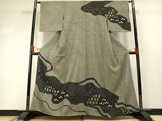 ■■■　サイズ　■■■ 身丈 160cm（肩から） 裄丈 63cm 袖丈 48cm　縫込み 4cm 袖幅 32cm 前幅 24cm 後幅 30cm 着物縫いこみ 内揚げ 7cm 裄 お袖側 約2.5cm　身頃側 約3cm ■■■　商品詳細　■■■ 【正絹】 状態は接写画像のように右袖前に薄い汚れがございますが その他特に目立ったシミ汚れなどもなく大変良い状態です。 大変上質な逸品になります。 お安く出品致しますので、是非この機会にいかがでしょうか？ ■■■　注意事項　■■■ ■モニター発色の具合により色合いが異なる場合がございます。 ■寸法は多少の誤差が生じる場合がございますのでご了承ください。 ■縫込みの長さが左右非対称の場合は短い部分を記載しております。 左右非対称であってもご返品・お値引き等の保証は出来かねますので、ご了承の上ご購入をお願い致します。 ■シミ等のチェックには注意を払っておりますが、見落としがある場合もございますし、個人の見解も様々ですので神経質な方のご購入はお控えください。 ■箪笥に入っておりました着物や帯なので畳みシワや匂いがあるものもございます。 ■お休みは基本的に土日祝となりますが、その他臨時でお休みする場合がございますのでご了承ください。 ■商品の発送は平日のみの発送となります。 ■夜間と土曜、日曜日はお問い合わせの回答が遅れる場合がございます。 ■当店では、お直し、紋入れ、お手入れ等は承っておりません。 ■生地の状態（ヤケ、経年劣化等）によってはサイズ直しが出来ない場合がございます。 その点もどうかご了承のうえ、ご購入をお願いいたします。 ■弊社で取り扱う商品は一点ものにつき、時期や在庫状況に応じて金額が変更となる場合がございます。 ■検針は行っておりません。予めご了承いただきますようお願いいたします。 ■【洗える着物】と記載のある商品におきましては、商品お届け後に洗濯を行ってしまってからのご返品にはご対応しかねます。 念の為、専門店でのお手入れをお願いいたします。 ■着物のサイズ目安は下記を参考ください↓ ＜女性着物＞　お端折り次第で＋5cm　−1cmが着用可能サイズ 　例）身丈170cmの場合、身長160cm〜175cm ＜男性着物＞　身丈＋約25cm〜27cm程が適応身長 　例）身丈155cmの場合、身長180〜182cm