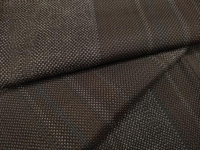 ■■■　サイズ　■■■ 身丈 161cm（肩から） 裄丈 64.5cm 袖丈 47.5cm　縫込み 4cm 袖幅 33.5cm 前幅 27.5cm 後幅 30cm 着物縫いこみ 内揚げ 5cm 裄 お袖側 約3cm　身頃側 約5cm ■■■　商品詳細　■■■ 【正絹】 状態は接写画像のように衿裏・胴裏にホックシミがございますが その他特に目立ったシミ汚れなどもなく大変良い状態です。 大変上質な逸品になります。 お安く出品致しますので、是非この機会にいかがでしょうか？ ■■■　注意事項　■■■ ■モニター発色の具合により色合いが異なる場合がございます。 ■寸法は多少の誤差が生じる場合がございますのでご了承ください。 ■縫込みの長さが左右非対称の場合は短い部分を記載しております。 左右非対称であってもご返品・お値引き等の保証は出来かねますので、ご了承の上ご購入をお願い致します。 ■シミ等のチェックには注意を払っておりますが、見落としがある場合もございますし、個人の見解も様々ですので神経質な方のご購入はお控えください。 ■箪笥に入っておりました着物や帯なので畳みシワや匂いがあるものもございます。 ■お休みは基本的に土日祝となりますが、その他臨時でお休みする場合がございますのでご了承ください。 ■商品の発送は平日のみの発送となります。 ■夜間と土曜、日曜日はお問い合わせの回答が遅れる場合がございます。 ■当店では、お直し、紋入れ、お手入れ等は承っておりません。 ■生地の状態（ヤケ、経年劣化等）によってはサイズ直しが出来ない場合がございます。 その点もどうかご了承のうえ、ご購入をお願いいたします。 ■弊社で取り扱う商品は一点ものにつき、時期や在庫状況に応じて金額が変更となる場合がございます。 ■検針は行っておりません。予めご了承いただきますようお願いいたします。 ■【洗える着物】と記載のある商品におきましては、商品お届け後に洗濯を行ってしまってからのご返品にはご対応しかねます。 念の為、専門店でのお手入れをお願いいたします。 ■着物のサイズ目安は下記を参考ください↓ ＜女性着物＞　お端折り次第で＋5?　−10?が着用可能サイズ 　例）身丈170?の場合、身長160?〜175? ＜男性着物＞　身丈＋約25?〜27?程が適応身長 　例）身丈155?の場合、身長180〜182?