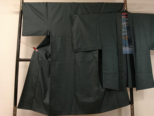 ■■■　サイズ　■■■ 【着物】 身丈 145cm（肩から） 裄丈 69cm 袖丈 49cm　縫込み 3cm 袖幅 35.5cm 前幅 24cm 後幅 30.5cm 着物縫いこみ 内揚げ 8cm 裄 お袖側 約1cm　身頃側 約1cm 【羽織】 身丈 96cm（肩から） 裄丈 70.5cm 袖丈 50cm　縫込み 3.5cm 袖幅 35.5cm 前幅 19.5cm 後幅 30.5cm 裄 お袖側 約1cm　身頃側 約1cm ■■■　商品詳細　■■■ 【正絹】 状態は特に目立ったシミ汚れなどもなく大変良い状態です。 大変上質な逸品になります。 お安く出品致しますので、是非この機会にいかがでしょうか？ ■■■　注意事項　■■■ ■モニター発色の具合により色合いが異なる場合がございます。 ■寸法は多少の誤差が生じる場合がございますのでご了承ください。 ■縫込みの長さが左右非対称の場合は短い部分を記載しております。 左右非対称であってもご返品・お値引き等の保証は出来かねますので、ご了承の上ご購入をお願い致します。 ■シミ等のチェックには注意を払っておりますが、見落としがある場合もございますし、個人の見解も様々ですので神経質な方のご購入はお控えください。 ■箪笥に入っておりました着物や帯なので畳みシワや匂いがあるものもございます。 ■お休みは基本的に土日祝となりますが、その他臨時でお休みする場合がございますのでご了承ください。 ■商品の発送は平日のみの発送となります。 ■夜間と土曜、日曜日はお問い合わせの回答が遅れる場合がございます。 ■当店では、お直し、紋入れ、お手入れ等は承っておりません。 ■生地の状態（ヤケ、経年劣化等）によってはサイズ直しが出来ない場合がございます。 その点もどうかご了承のうえ、ご購入をお願いいたします。 ■弊社で取り扱う商品は一点ものにつき、時期や在庫状況に応じて金額が変更となる場合がございます。 ■検針は行っておりません。予めご了承いただきますようお願いいたします。 ■【洗える着物】と記載のある商品におきましては、商品お届け後に洗濯を行ってしまってからのご返品にはご対応しかねます。 念の為、専門店でのお手入れをお願いいたします。 ■着物のサイズ目安は下記を参考ください↓ ＜女性着物＞　お端折り次第で＋5cm　−1cmが着用可能サイズ 　例）身丈170cmの場合、身長160cm〜175cm ＜男性着物＞　身丈＋約25cm〜27cm程が適応身長 　例）身丈155cmの場合、身長180〜182cm