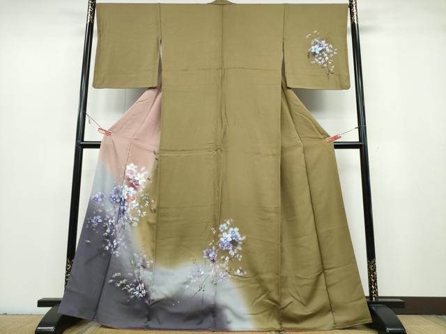 ■■■　サイズ　■■■ 身丈 166.5cm（肩から） 裄丈 67.5cm 袖丈 49cm　縫込み 3cm 袖幅 34cm 前幅 24cm 後幅 30.5cm 着物縫いこみ 内揚げ 4.5cm 裄 お袖側 約2cm　身頃側 約0cm ■■■　商品詳細　■■■ 【正絹】 状態は画像を添付しておりますので、そちらをご確認下さいますよう宜しくお願い致します。 大変上質な逸品になります。 お安く出品致しますので、是非この機会にいかがでしょうか？ ■■■　注意事項　■■■ ■モニター発色の具合により色合いが異なる場合がございます。 ■寸法は多少の誤差が生じる場合がございますのでご了承ください。 ■縫込みの長さが左右非対称の場合は短い部分を記載しております。 左右非対称であってもご返品・お値引き等の保証は出来かねますので、ご了承の上ご購入をお願い致します。 ■シミ等のチェックには注意を払っておりますが、見落としがある場合もございますし、個人の見解も様々ですので神経質な方のご購入はお控えください。 ■箪笥に入っておりました着物や帯なので畳みシワや匂いがあるものもございます。 ■お休みは基本的に土日祝となりますが、その他臨時でお休みする場合がございますのでご了承ください。 ■商品の発送は平日のみの発送となります。 ■夜間と土曜、日曜日はお問い合わせの回答が遅れる場合がございます。 ■当店では、お直し、紋入れ、お手入れ等は承っておりません。 ■生地の状態（ヤケ、経年劣化等）によってはサイズ直しが出来ない場合がございます。 その点もどうかご了承のうえ、ご購入をお願いいたします。 ■弊社で取り扱う商品は一点ものにつき、時期や在庫状況に応じて金額が変更となる場合がございます。 ■検針は行っておりません。予めご了承いただきますようお願いいたします。 ■【洗える着物】と記載のある商品におきましては、商品お届け後に洗濯を行ってしまってからのご返品にはご対応しかねます。 念の為、専門店でのお手入れをお願いいたします。 ■着物のサイズ目安は下記を参考ください↓ ＜女性着物＞　お端折り次第で＋5cm　−1cmが着用可能サイズ 　例）身丈170cmの場合、身長160cm〜175cm ＜男性着物＞　身丈＋約25cm〜27cm程が適応身長 　例）身丈155cmの場合、身長180〜182cm