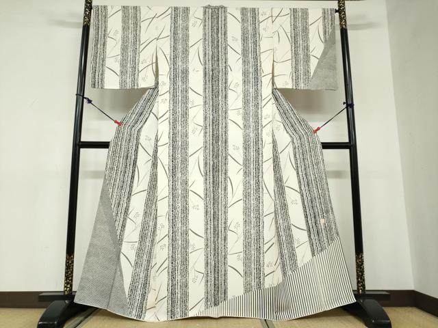 ■■■　サイズ　■■■ 身丈 162.5cm（肩から） 裄丈 67.5cm 袖丈 49cm　縫込み 6cm 袖幅 35cm 前幅 24cm 後幅 29.5cm 着物縫いこみ 内揚げ 6cm 裄 お袖側 約3cm　身頃側 約4cm ■■■　商品詳細　■■■ 【正絹】 状態は特に目立ったシミ汚れなどもなく大変良い状態です。 大変上質な逸品になります。 お安く出品致しますので、是非この機会にいかがでしょうか？ ■■■　注意事項　■■■ ■モニター発色の具合により色合いが異なる場合がございます。 ■寸法は多少の誤差が生じる場合がございますのでご了承ください。 ■縫込みの長さが左右非対称の場合は短い部分を記載しております。 左右非対称であってもご返品・お値引き等の保証は出来かねますので、ご了承の上ご購入をお願い致します。 ■シミ等のチェックには注意を払っておりますが、見落としがある場合もございますし、個人の見解も様々ですので神経質な方のご購入はお控えください。 ■箪笥に入っておりました着物や帯なので畳みシワや匂いがあるものもございます。 ■お休みは基本的に土日祝となりますが、その他臨時でお休みする場合がございますのでご了承ください。 ■商品の発送は平日のみの発送となります。 ■夜間と土曜、日曜日はお問い合わせの回答が遅れる場合がございます。 ■当店では、お直し、紋入れ、お手入れ等は承っておりません。 ■生地の状態（ヤケ、経年劣化等）によってはサイズ直しが出来ない場合がございます。 その点もどうかご了承のうえ、ご購入をお願いいたします。 ■弊社で取り扱う商品は一点ものにつき、時期や在庫状況に応じて金額が変更となる場合がございます。 ■検針は行っておりません。予めご了承いただきますようお願いいたします。 ■【洗える着物】と記載のある商品におきましては、商品お届け後に洗濯を行ってしまってからのご返品にはご対応しかねます。 念の為、専門店でのお手入れをお願いいたします。 ■着物のサイズ目安は下記を参考ください↓ ＜女性着物＞　お端折り次第で＋5cm　−1cmが着用可能サイズ 　例）身丈170cmの場合、身長160cm〜175cm ＜男性着物＞　身丈＋約25cm〜27cm程が適応身長 　例）身丈155cmの場合、身長180〜182cm