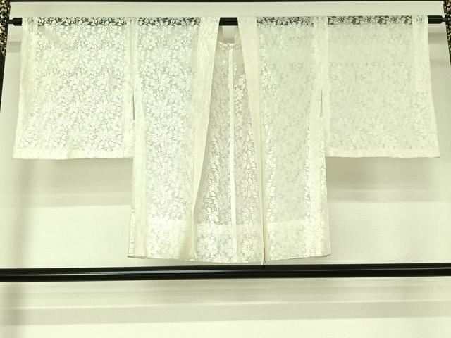 ■■■　サイズ　■■■ 身丈 74cm（肩から） 裄丈 69cm 袖丈 46cm　縫込み 2cm 袖幅 35cm 前幅 21cm 後幅 32cm 裄 お袖側 約2cm　身頃側 約1cm ■■■　商品詳細　■■■ 【化繊】 状態は接写画像のように衿に薄い汚れがございますが その他特に目立ったシミ汚れなどもなく大変良い状態です。 お安く出品致しますので、是非この機会にいかがでしょうか？ ■■■　注意事項　■■■ ■モニター発色の具合により色合いが異なる場合がございます。 ■寸法は多少の誤差が生じる場合がございますのでご了承ください。 ■縫込みの長さが左右非対称の場合は短い部分を記載しております。 左右非対称であってもご返品・お値引き等の保証は出来かねますので、ご了承の上ご購入をお願い致します。 ■シミ等のチェックには注意を払っておりますが、見落としがある場合もございますし、個人の見解も様々ですので神経質な方のご購入はお控えください。 ■箪笥に入っておりました着物や帯なので畳みシワや匂いがあるものもございます。 ■お休みは基本的に土日祝となりますが、その他臨時でお休みする場合がございますのでご了承ください。 ■商品の発送は平日のみの発送となります。 ■夜間と土曜、日曜日はお問い合わせの回答が遅れる場合がございます。 ■当店では、お直し、紋入れ、お手入れ等は承っておりません。 ■生地の状態（ヤケ、経年劣化等）によってはサイズ直しが出来ない場合がございます。 その点もどうかご了承のうえ、ご購入をお願いいたします。 ■弊社で取り扱う商品は一点ものにつき、時期や在庫状況に応じて金額が変更となる場合がございます。 ■検針は行っておりません。予めご了承いただきますようお願いいたします。 ■【洗える着物】と記載のある商品におきましては、商品お届け後に洗濯を行ってしまってからのご返品にはご対応しかねます。 念の為、専門店でのお手入れをお願いいたします。 ■写真に写っている物が全てになります。それ以外の付属品はございませんのでご了承ください。 ■状態に関する写真につきましては、掲載可能な写真枚数に限りがあるため、各箇所につき1枚参考画像を掲載しております。 ■着物のサイズ目安は下記を参考ください↓ ＜女性着物＞　お端折り次第で＋5cm　−1cmが着用可能サイズ 　例）身丈170cmの場合、身長160cm〜175cm ＜男性着物＞　身丈＋約25cm〜27cm程が適応身長 　例）身丈155cmの場合、身長180〜182cm