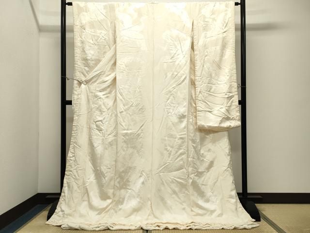 ■■■　サイズ　■■■ 身丈 176cm（肩から） 裄丈 63cm 袖丈 101cm　縫込み 2.5cm 袖幅 32.5cm 前幅 25.5cm 後幅 29.5cm 着物縫いこみ 内揚げ 0cm 裄 お袖側 約2cm　身頃側 約1cm ■■■　商品詳細　■■■ 【正絹・バチ衿】 状態は接写画像のように袖口内側に薄い汚れ、胴裏・衿裏に解れがございます。 大変上質な逸品になりますのでぜひお手入れをされてお召しになられてはいかがでしょうか。 お安く出品致しますので、是非この機会にいかがでしょうか？ ■■■　注意事項　■■■ ■モニター発色の具合により色合いが異なる場合がございます。 ■寸法は多少の誤差が生じる場合がございますのでご了承ください。 ■縫込みの長さが左右非対称の場合は短い部分を記載しております。 左右非対称であってもご返品・お値引き等の保証は出来かねますので、ご了承の上ご購入をお願い致します。 ■シミ等のチェックには注意を払っておりますが、見落としがある場合もございますし、個人の見解も様々ですので神経質な方のご購入はお控えください。 ■箪笥に入っておりました着物や帯なので畳みシワや匂いがあるものもございます。 ■お休みは基本的に土日祝となりますが、その他臨時でお休みする場合がございますのでご了承ください。 ■商品の発送は平日のみの発送となります。 ■夜間と土曜、日曜日はお問い合わせの回答が遅れる場合がございます。 ■当店では、お直し、紋入れ、お手入れ等は承っておりません。 ■生地の状態（ヤケ、経年劣化等）によってはサイズ直しが出来ない場合がございます。 その点もどうかご了承のうえ、ご購入をお願いいたします。 ■弊社で取り扱う商品は一点ものにつき、時期や在庫状況に応じて金額が変更となる場合がございます。 ■検針は行っておりません。予めご了承いただきますようお願いいたします。 ■【洗える着物】と記載のある商品におきましては、商品お届け後に洗濯を行ってしまってからのご返品にはご対応しかねます。 念の為、専門店でのお手入れをお願いいたします。 ■写真に写っている物が全てになります。それ以外の付属品はございませんのでご了承ください。 ■状態に関する写真につきましては、掲載可能な写真枚数に限りがあるため、各箇所につき1枚参考画像を掲載しております。 ■着物のサイズ目安は下記を参考ください↓ ＜女性着物＞　お端折り次第で＋5cm　−1cmが着用可能サイズ 　例）身丈170cmの場合、身長160cm〜175cm ＜男性着物＞　身丈＋約25cm〜27cm程が適応身長 　例）身丈155cmの場合、身長180〜182cm