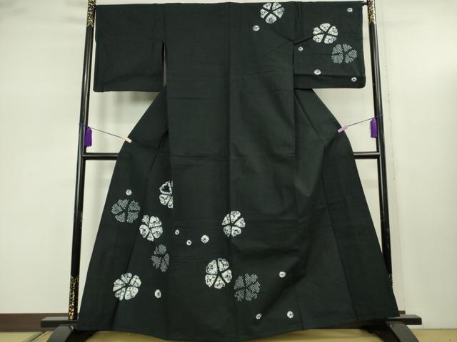 ■■■　サイズ　■■■ 身丈 162.5cm（肩から） 裄丈 66.5cm 袖丈 47.5cm　縫込み 2cm 袖幅 33.5cm 前幅 23.5cm 後幅 30cm 着物縫いこみ 内揚げ 0cm 裄 お袖側 約 3cm　身頃側 約 0cm ■■■　商品詳細　■■■ 【綿・バチ衿】 状態は特に目立ったシミ汚れなどもなく大変良い状態です。 人気の高い“有松鳴海絞り”の浴衣でございます。 “鳴海絞り”ならではの表情を生み出す立体感と 淡いぼかしで息を吹き込まれ、 今にも動き出しそうな迫力を放っております。 夏祭りや花火大会、これから増えるイベントに連れ立って、 より夏をお楽しみ下さいませ。 大変上質な極上の逸品になります。 お安く出品致しますので、是非この機会にいかがでしょうか？ ■■■　注意事項　■■■ ■モニター発色の具合により色合いが異なる場合がございます。 ■寸法は多少の誤差が生じる場合がございますのでご了承ください。 ■縫込みの長さが左右非対称の場合は短い部分を記載しております。 左右非対称であってもご返品・お値引き等の保証は出来かねますので、ご了承の上ご購入をお願い致します。 ■シミ等のチェックには注意を払っておりますが、見落としがある場合もございますし、個人の見解も様々ですので神経質な方のご購入はお控えください。 ■箪笥に入っておりました着物や帯なので畳みシワや匂いがあるものもございます。 ■お休みは基本的に土日祝となりますが、その他臨時でお休みする場合がございますのでご了承ください。 ■商品の発送は平日のみの発送となります。 ■夜間と土曜、日曜日はお問い合わせの回答が遅れる場合がございます。 ■当店では、お直し、紋入れ、お手入れ等は承っておりません。 ■生地の状態（ヤケ、経年劣化等）によってはサイズ直しが出来ない場合がございます。 その点もどうかご了承のうえ、ご購入をお願いいたします。 ■弊社で取り扱う商品は一点ものにつき、時期や在庫状況に応じて金額が変更となる場合がございます。 ■検針は行っておりません。予めご了承いただきますようお願いいたします。 ■【洗える着物】と記載のある商品におきましては、商品お届け後に洗濯を行ってしまってからのご返品にはご対応しかねます。 念の為、専門店でのお手入れをお願いいたします。 ■写真に写っている物が全てになります。 それ以外の付属品はございませんのでご了承ください。 ■状態に関する写真につきましては、掲載可能な写真枚数に限りがあるため、 各箇所につき1枚参考画像を掲載しております。 ■着物のサイズ目安は下記を参考ください↓ ＜女性着物＞　お端折り次第で＋5cm　－10cmが着用可能サイズ 　例）身丈170cmの場合、身長160cm～175cm ＜男性着物＞　身丈＋約25cm～27cm程が適応身長 　例）身丈155cmの場合、身長180cm～182cm