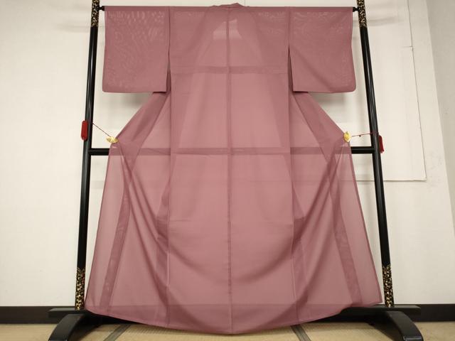 ■■■　サイズ　■■■ 身丈 161cm（肩から） 裄丈 65cm 袖丈 49cm　縫込み 3cm 袖幅 33cm 前幅 25.5cm 後幅 29.5cm 着物縫いこみ 内揚げ 2cm 裄 お袖側 約2cm　身頃側 約2cm ■■■　商品詳細　■■■ 【化繊・紋なし】 状態は接写画像のように衿裏に薄い汚れがございますが その他特に目立ったシミ汚れなどもなく大変良い状態です。 お安く出品致しますので、是非この機会にいかがでしょうか？ ■■■　注意事項　■■■ ■モニター発色の具合により色合いが異なる場合がございます。 ■寸法は多少の誤差が生じる場合がございますのでご了承ください。 ■縫込みの長さが左右非対称の場合は短い部分を記載しております。 左右非対称であってもご返品・お値引き等の保証は出来かねますので、ご了承の上ご購入をお願い致します。 ■シミ等のチェックには注意を払っておりますが、見落としがある場合もございますし、個人の見解も様々ですので神経質な方のご購入はお控えください。 ■箪笥に入っておりました着物や帯なので畳みシワや匂いがあるものもございます。 ■お休みは基本的に土日祝となりますが、その他臨時でお休みする場合がございますのでご了承ください。 ■商品の発送は平日のみの発送となります。 ■夜間と土曜、日曜日はお問い合わせの回答が遅れる場合がございます。 ■当店では、お直し、紋入れ、お手入れ等は承っておりません。 ■生地の状態（ヤケ、経年劣化等）によってはサイズ直しが出来ない場合がございます。 その点もどうかご了承のうえ、ご購入をお願いいたします。 ■弊社で取り扱う商品は一点ものにつき、時期や在庫状況に応じて金額が変更となる場合がございます。 ■検針は行っておりません。予めご了承いただきますようお願いいたします。 ■【洗える着物】と記載のある商品におきましては、商品お届け後に洗濯を行ってしまってからのご返品にはご対応しかねます。 念の為、専門店でのお手入れをお願いいたします。 ■着物のサイズ目安は下記を参考ください↓ ＜女性着物＞　お端折り次第で＋5?　−10?が着用可能サイズ 　例）身丈170?の場合、身長160?〜175? ＜男性着物＞　身丈＋約25?〜27?程が適応身長 　例）身丈155?の場合、身長180〜182?