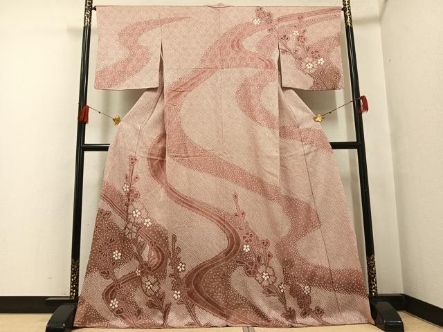 ■■■　サイズ　■■■ 身丈 167cm（肩から） 裄丈 65.5cm 袖丈 47.5cm　縫込み 4.5cm 袖幅 33cm 前幅 24cm 後幅 30cm 着物縫いこみ 内揚げ 5cm 裄 お袖側 約3.5cm　身頃側 約2cm ■■■　商品詳細　■■■ 【正絹】 状態は接写画像のように衿に薄い汚れがございますが その他特に目立ったシミ汚れなどもなく大変良い状態です。 大変上質な逸品になります。 お安く出品致しますので、是非この機会にいかがでしょうか？ ■■■　注意事項　■■■ ■モニター発色の具合により色合いが異なる場合がございます。 ■寸法は多少の誤差が生じる場合がございますのでご了承ください。 ■縫込みの長さが左右非対称の場合は短い部分を記載しております。 左右非対称であってもご返品・お値引き等の保証は出来かねますので、ご了承の上ご購入をお願い致します。 ■シミ等のチェックには注意を払っておりますが、見落としがある場合もございますし、個人の見解も様々ですので神経質な方のご購入はお控えください。 ■箪笥に入っておりました着物や帯なので畳みシワや匂いがあるものもございます。 ■お休みは基本的に土日祝となりますが、その他臨時でお休みする場合がございますのでご了承ください。 ■商品の発送は平日のみの発送となります。 ■夜間と土曜、日曜日はお問い合わせの回答が遅れる場合がございます。 ■当店では、お直し、紋入れ、お手入れ等は承っておりません。 ■生地の状態（ヤケ、経年劣化等）によってはサイズ直しが出来ない場合がございます。 その点もどうかご了承のうえ、ご購入をお願いいたします。 ■弊社で取り扱う商品は一点ものにつき、時期や在庫状況に応じて金額が変更となる場合がございます。 ■検針は行っておりません。予めご了承いただきますようお願いいたします。 ■【洗える着物】と記載のある商品におきましては、商品お届け後に洗濯を行ってしまってからのご返品にはご対応しかねます。 念の為、専門店でのお手入れをお願いいたします。 ■着物のサイズ目安は下記を参考ください↓ ＜女性着物＞　お端折り次第で＋5cm　−1cmが着用可能サイズ 　例）身丈170cmの場合、身長160cm〜175cm ＜男性着物＞　身丈＋約25cm〜27cm程が適応身長 　例）身丈155cmの場合、身長180〜182cm