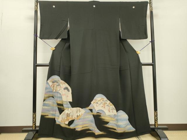 ■■■　サイズ　■■■ 身丈 162cm（肩から） 裄丈 66cm 袖丈 46cm　縫込み 5cm 袖幅 34cm 前幅 24cm 後幅 30cm 着物縫いこみ 内揚げ 3cm 裄 お袖側 約1cm　身頃側 約2cm ■■■　商品詳細　■■■ 【正絹・五つ紋・比翼仕立て】 状態は画像を添付しておりますので、そちらをご確認下さいますよう宜しくお願い致します。 大変上質な逸品になります。 お安く出品致しますので、是非この機会にいかがでしょうか？ ■■■　注意事項　■■■ ■モニター発色の具合により色合いが異なる場合がございます。 ■寸法は多少の誤差が生じる場合がございますのでご了承ください。 ■縫込みの長さが左右非対称の場合は短い部分を記載しております。 左右非対称であってもご返品・お値引き等の保証は出来かねますので、ご了承の上ご購入をお願い致します。 ■シミ等のチェックには注意を払っておりますが、見落としがある場合もございますし、個人の見解も様々ですので神経質な方のご購入はお控えください。 ■箪笥に入っておりました着物や帯なので畳みシワや匂いがあるものもございます。 ■お休みは基本的に土日祝となりますが、その他臨時でお休みする場合がございますのでご了承ください。 ■商品の発送は平日のみの発送となります。 ■夜間と土曜、日曜日はお問い合わせの回答が遅れる場合がございます。 ■当店では、お直し、紋入れ、お手入れ等は承っておりません。 ■生地の状態（ヤケ、経年劣化等）によってはサイズ直しが出来ない場合がございます。 その点もどうかご了承のうえ、ご購入をお願いいたします。 ■弊社で取り扱う商品は一点ものにつき、時期や在庫状況に応じて金額が変更となる場合がございます。 ■検針は行っておりません。予めご了承いただきますようお願いいたします。 ■【洗える着物】と記載のある商品におきましては、商品お届け後に洗濯を行ってしまってからのご返品にはご対応しかねます。 念の為、専門店でのお手入れをお願いいたします。 ■着物のサイズ目安は下記を参考ください↓ ＜女性着物＞　お端折り次第で＋5cm　−1cmが着用可能サイズ 　例）身丈170cmの場合、身長160cm〜175cm ＜男性着物＞　身丈＋約25cm〜27cm程が適応身長 　例）身丈155cmの場合、身長180〜182cm