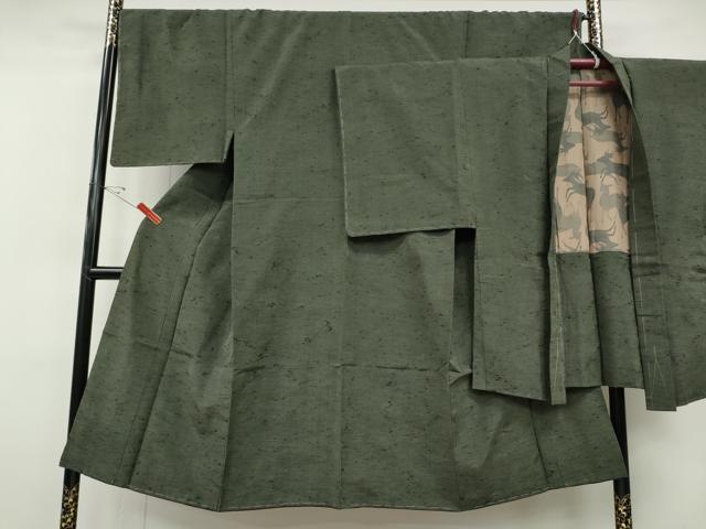 ■■■　サイズ　■■■ 【着物】 身丈 136cm（肩から） 裄丈 68cm 袖丈 49cm　縫込み 1cm 袖幅 34.5cm 前幅 27cm 後幅 31cm 着物縫いこみ 内揚げ 6cm 裄 お袖側 約5cm　身頃側 約3cm 【羽織】 身丈 92cm（肩から） 裄丈 69.5cm 袖丈 50cm　縫込み 2cm 袖幅 35cm 前幅 20cm 後幅 32cm 裄 お袖側 約5cm　身頃側 約4cm ■■■　商品詳細　■■■ 【正絹】 状態は特に目立ったシミ汚れなどもなく大変良い状態です。 大変上質な逸品になります。 お安く出品致しますので、是非この機会にいかがでしょうか？ ■■■　注意事項　■■■ ■モニター発色の具合により色合いが異なる場合がございます。 ■寸法は多少の誤差が生じる場合がございますのでご了承ください。 ■縫込みの長さが左右非対称の場合は短い部分を記載しております。 左右非対称であってもご返品・お値引き等の保証は出来かねますので、ご了承の上ご購入をお願い致します。 ■シミ等のチェックには注意を払っておりますが、見落としがある場合もございますし、個人の見解も様々ですので神経質な方のご購入はお控えください。 ■箪笥に入っておりました着物や帯なので畳みシワや匂いがあるものもございます。 ■お休みは基本的に土日祝となりますが、その他臨時でお休みする場合がございますのでご了承ください。 ■商品の発送は平日のみの発送となります。 ■夜間と土曜、日曜日はお問い合わせの回答が遅れる場合がございます。 ■当店では、お直し、紋入れ、お手入れ等は承っておりません。 ■生地の状態（ヤケ、経年劣化等）によってはサイズ直しが出来ない場合がございます。 その点もどうかご了承のうえ、ご購入をお願いいたします。 ■弊社で取り扱う商品は一点ものにつき、時期や在庫状況に応じて金額が変更となる場合がございます。 ■検針は行っておりません。予めご了承いただきますようお願いいたします。 ■【洗える着物】と記載のある商品におきましては、商品お届け後に洗濯を行ってしまってからのご返品にはご対応しかねます。 念の為、専門店でのお手入れをお願いいたします。 ■写真に写っている物が全てになります。それ以外の付属品はございませんのでご了承ください。 ■状態に関する写真につきましては、掲載可能な写真枚数に限りがあるため、各箇所につき1枚参考画像を掲載しております。 ■着物のサイズ目安は下記を参考ください↓ ＜女性着物＞　お端折り次第で＋5cm　－1cmが着用可能サイズ 　例）身丈170cmの場合、身長160cm～175cm ＜男性着物＞　身丈＋約25cm～27cm程が適応身長 　例）身丈155cmの場合、身長180～182cm