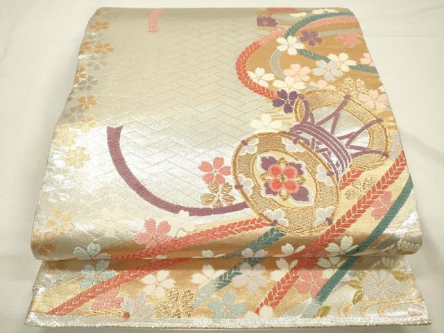 ■■■　サイズ　■■■ 長さ 436cm 幅 31cm程 ■■■　商品詳細　■■■ 【正絹】 詳細に関しましては、画像をご確認ください。 大変上質な逸品になります。 お安く出品致しますので、是非この機会にいかがでしょうか？ ■■■　注意事項　■■■ ■モニター発色の具合により色合いが異なる場合がございます。 ■寸法は多少の誤差が生じる場合がございますのでご了承ください。 ■縫込みの長さが左右非対称の場合は短い部分を記載しております。 左右非対称であってもご返品・お値引き等の保証は出来かねますので、ご了承の上ご購入をお願い致します。 ■シミ等のチェックには注意を払っておりますが、見落としがある場合もございますし、個人の見解も様々ですので神経質な方のご購入はお控えください。 ■箪笥に入っておりました着物や帯なので畳みシワや匂いがあるものもございます。 ■お休みは基本的に土日祝となりますが、その他臨時でお休みする場合がございますのでご了承ください。 ■商品の発送は平日のみの発送となります。 ■夜間と土曜、日曜日はお問い合わせの回答が遅れる場合がございます。 ■当店では、お直し、紋入れ、お手入れ等は承っておりません。 ■生地の状態（ヤケ、経年劣化等）によってはサイズ直しが出来ない場合がございます。 その点もどうかご了承のうえ、ご購入をお願いいたします。 ■弊社で取り扱う商品は一点ものにつき、時期や在庫状況に応じて金額が変更となる場合がございます。 ■検針は行っておりません。予めご了承いただきますようお願いいたします。 ■【洗える着物】と記載のある商品におきましては、商品お届け後に洗濯を行ってしまってからのご返品にはご対応しかねます。 念の為、専門店でのお手入れをお願いいたします。 ■写真に写っている物が全てになります。それ以外の付属品はございませんのでご了承ください。 ■状態に関する写真につきましては、掲載可能な写真枚数に限りがあるため、各箇所につき1枚参考画像を掲載しております。 ■着物のサイズ目安は下記を参考ください↓ ＜女性着物＞　お端折り次第で＋5cm　−1cmが着用可能サイズ 　例）身丈170cmの場合、身長160cm〜175cm ＜男性着物＞　身丈＋約25cm〜27cm程が適応身長 　例）身丈155cmの場合、身長180〜182cm