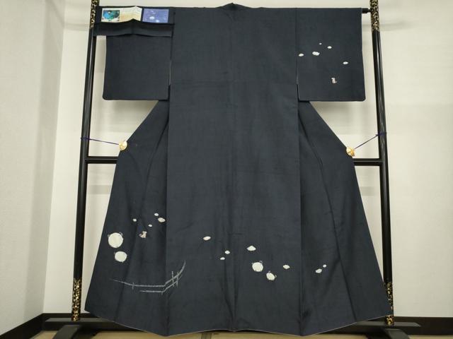 ■■■　サイズ　■■■ 身丈 154cm（肩から） 裄丈 63cm 袖丈 49cm　縫込み 7.5cm 袖幅 32cm 前幅 26cm 後幅 31.5cm 着物縫いこみ 内揚げ 9cm 裄 お袖側 約5cm　身頃側 約5cm ■■■　商品詳細　■■■ 【正絹】 状態は特に目立ったシミ汚れなどもなく大変良い状態です。 赤城生紬は古くから生活の知恵によって 培われ暮らしの中に取り入れられた織物です。 赤城地方の玉繭を手引きにより引きだしその玉繭を素材とし 昔から伝え受け継がれた伝統技術を雪深い山奥で丹念に織り上げた赤城の生紬。 原料の玉繭は二匹の蚕から作られる数少ない希少価値ある双子の繭です。 艶があって節々のある玉糸を一本一本の技で織り上げ 絹特有の感触と光沢を出しています。 大変上質な逸品になります。 お安く出品致しますので、是非この機会にいかがでしょうか？ ■■■　注意事項　■■■ ■モニター発色の具合により色合いが異なる場合がございます。 ■寸法は多少の誤差が生じる場合がございますのでご了承ください。 ■縫込みの長さが左右非対称の場合は短い部分を記載しております。 左右非対称であってもご返品・お値引き等の保証は出来かねますので、ご了承の上ご購入をお願い致します。 ■シミ等のチェックには注意を払っておりますが、見落としがある場合もございますし、個人の見解も様々ですので神経質な方のご購入はお控えください。 ■箪笥に入っておりました着物や帯なので畳みシワや匂いがあるものもございます。 ■お休みは基本的に土日祝となりますが、その他臨時でお休みする場合がございますのでご了承ください。 ■商品の発送は平日のみの発送となります。 ■夜間と土曜、日曜日はお問い合わせの回答が遅れる場合がございます。 ■当店では、お直し、紋入れ、お手入れ等は承っておりません。 ■生地の状態（ヤケ、経年劣化等）によってはサイズ直しが出来ない場合がございます。 その点もどうかご了承のうえ、ご購入をお願いいたします。 ■弊社で取り扱う商品は一点ものにつき、時期や在庫状況に応じて金額が変更となる場合がございます。 ■検針は行っておりません。予めご了承いただきますようお願いいたします。 ■【洗える着物】と記載のある商品におきましては、商品お届け後に洗濯を行ってしまってからのご返品にはご対応しかねます。 念の為、専門店でのお手入れをお願いいたします。 ■写真に写っている物が全てになります。それ以外の付属品はございませんのでご了承ください。 ■状態に関する写真につきましては、掲載可能な写真枚数に限りがあるため、各箇所につき1枚参考画像を掲載しております。 ■着物のサイズ目安は下記を参考ください↓ ＜女性着物＞　お端折り次第で＋5cm　－1cmが着用可能サイズ 　例）身丈170cmの場合、身長160cm～175cm ＜男性着物＞　身丈＋約25cm～27cm程が適応身長 　例）身丈155cmの場合、身長180～182cm