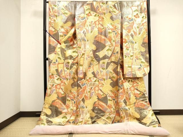 ■■■　サイズ　■■■ 身丈 192cm（肩から） 裄丈 66.5cm 袖丈 105cm　縫込み 7cm 袖幅 34cm 前幅 29cm 後幅 33.5cm 着物縫いこみ 内揚げ 0cm 裄 お袖側 約2.5cm　身頃側 約2cm ■■■　商品詳細　■■■ 【正絹】 状態は特に目立ったシミ汚れなどもなく大変良い状態です。 大変上質な逸品になります。 お安く出品致しますので、是非この機会にいかがでしょうか？ ■■■　注意事項　■■■ ■モニター発色の具合により色合いが異なる場合がございます。 ■寸法は多少の誤差が生じる場合がございますのでご了承ください。 ■縫込みの長さが左右非対称の場合は短い部分を記載しております。 左右非対称であってもご返品・お値引き等の保証は出来かねますので、ご了承の上ご購入をお願い致します。 ■シミ等のチェックには注意を払っておりますが、見落としがある場合もございますし、個人の見解も様々ですので神経質な方のご購入はお控えください。 ■箪笥に入っておりました着物や帯なので畳みシワや匂いがあるものもございます。 ■お休みは基本的に土日祝となりますが、その他臨時でお休みする場合がございますのでご了承ください。 ■商品の発送は平日のみの発送となります。 ■夜間と土曜、日曜日はお問い合わせの回答が遅れる場合がございます。 ■当店では、お直し、紋入れ、お手入れ等は承っておりません。 ■生地の状態（ヤケ、経年劣化等）によってはサイズ直しが出来ない場合がございます。 その点もどうかご了承のうえ、ご購入をお願いいたします。 ■弊社で取り扱う商品は一点ものにつき、時期や在庫状況に応じて金額が変更となる場合がございます。 ■検針は行っておりません。予めご了承いただきますようお願いいたします。 ■【洗える着物】と記載のある商品におきましては、商品お届け後に洗濯を行ってしまってからのご返品にはご対応しかねます。 念の為、専門店でのお手入れをお願いいたします。 ■写真に写っている物が全てになります。 それ以外の付属品はございませんのでご了承ください。 ■状態に関する写真につきましては、掲載可能な写真枚数に限りがあるため、 各箇所につき1枚参考画像を掲載しております。 ■着物のサイズ目安は下記を参考ください↓ ＜女性着物＞　お端折り次第で＋5cm　−10cmが着用可能サイズ 　例）身丈170cmの場合、身長160cm〜175cm ＜男性着物＞　身丈＋約25cm〜27cm程が適応身長 　例）身丈155cmの場合、身長180cm〜182cm